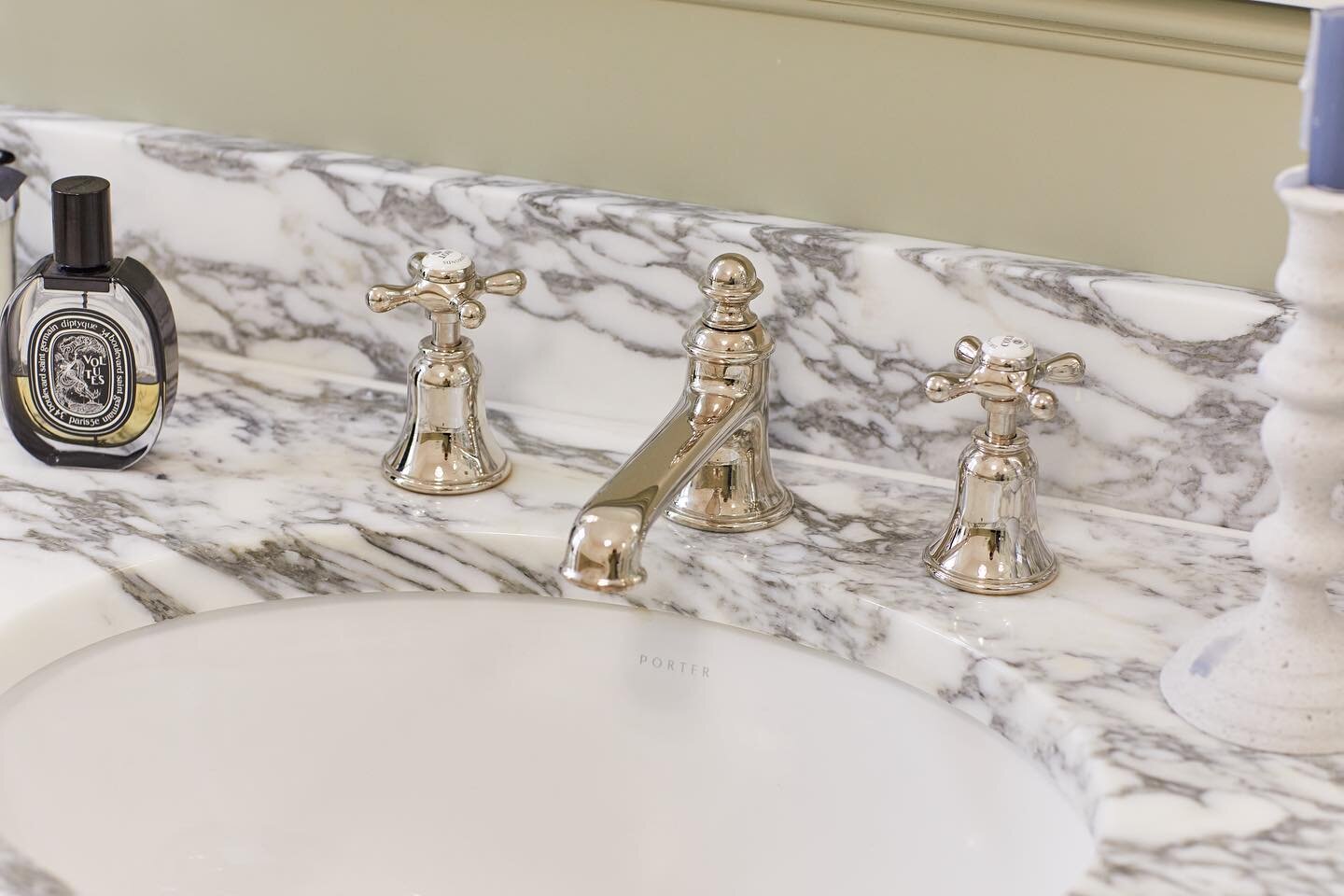 &bull; 𝐓𝐡𝐞 𝐅𝐢𝐧𝐞𝐬𝐭 𝐁𝐫𝐚𝐬𝐬𝐰𝐚𝐫𝐞

The @Drummonds_Bathrooms Mull Classic 3 Hole Basin Mixer compliments any vanity suite, as seen in our most recent project alongside a polished Arabescato marble top.

Designed and installed by @BracoDesi