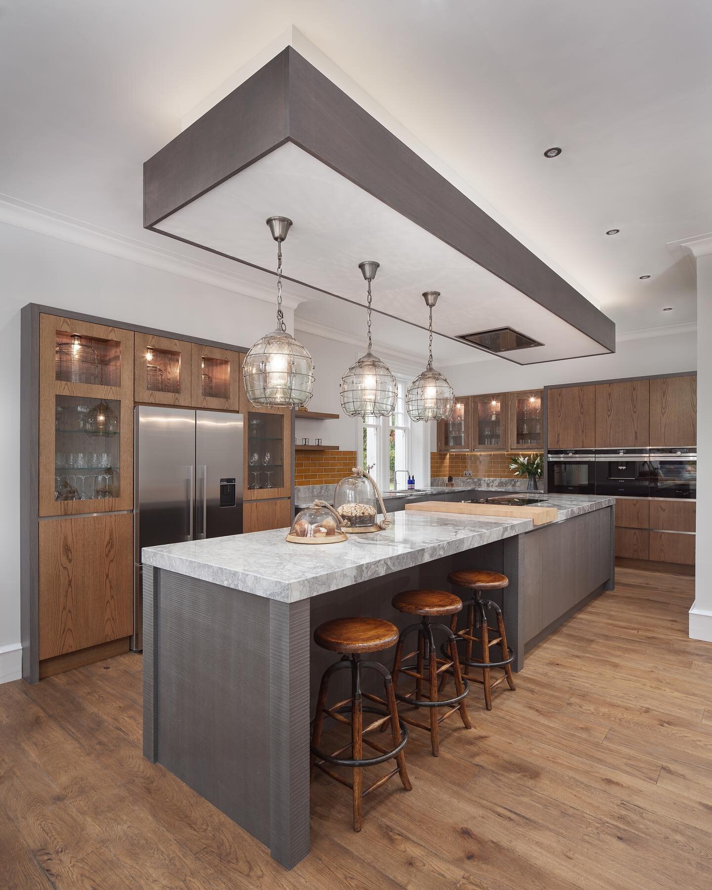 &bull; 𝐀𝐧 𝐀𝐫𝐝𝐨𝐜𝐡 𝐀𝐫𝐜𝐡𝐢𝐯𝐞

The Ardoch Range was the perfect choice for this kitchen space, with industrial style units allowing the unique veining of the marble countertop to take ownership in the room. The lengthy island is central to 