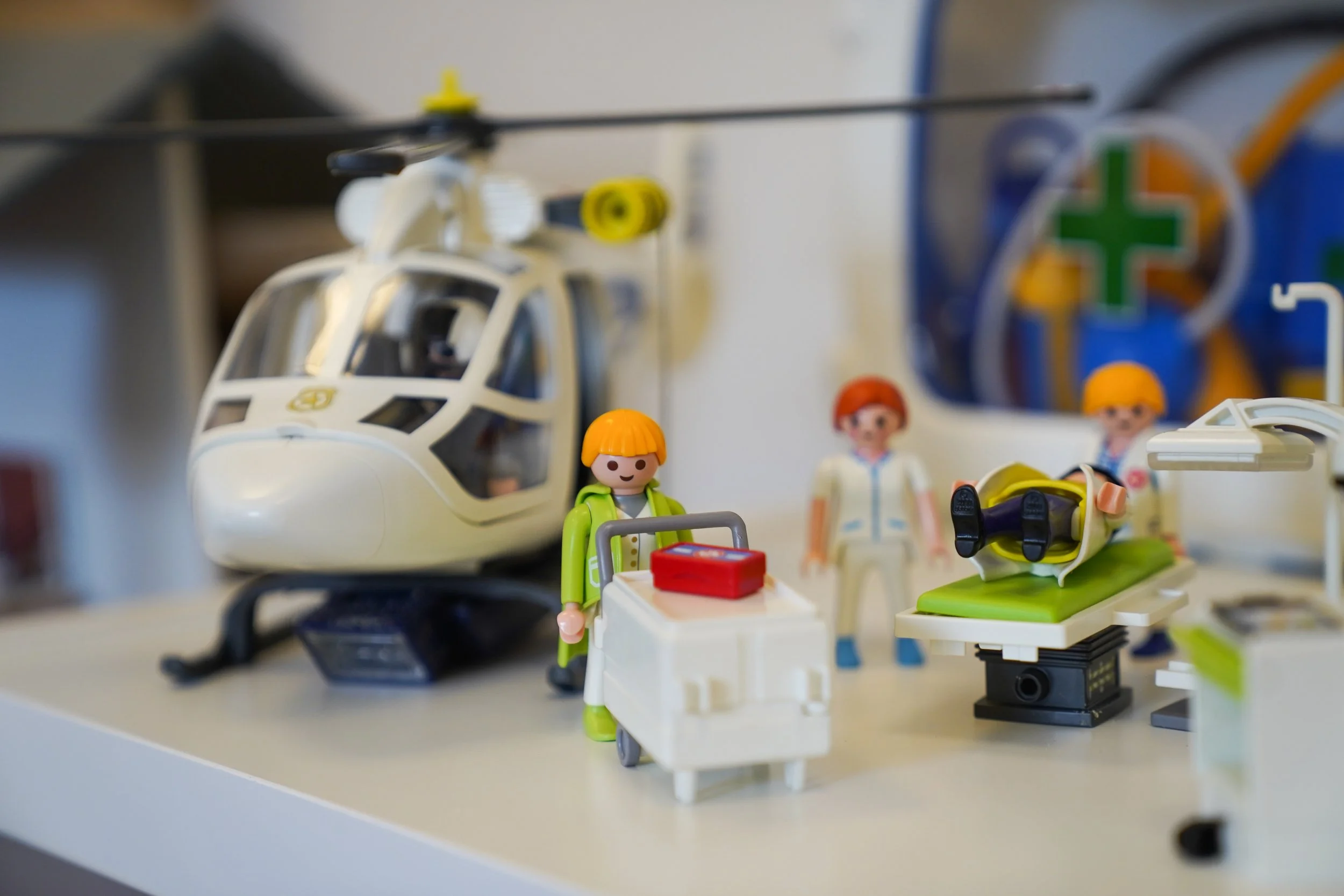 What are the benefits of play therapy?