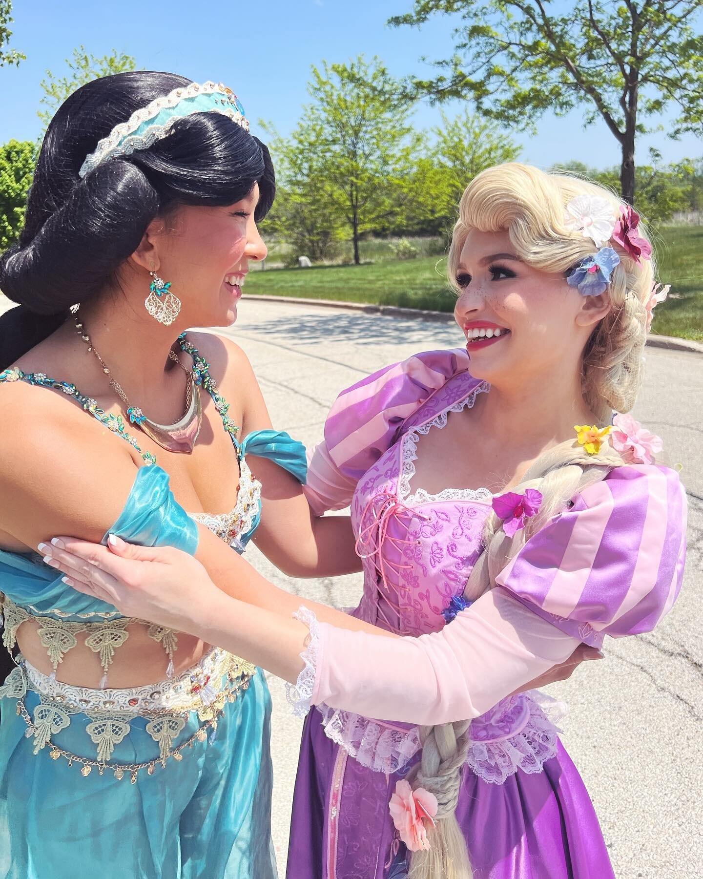 Make a wish, and the dream in you grows
Shining as bright as day
Carrying you far away💫✨
.
.
.
.

#jasmine #princessjasmine #rapunzel #princessjasminecosplay #tangled #rapunzelcosplay  #awholenewworld  #princessparty #crystallake #algonquinil #caryi