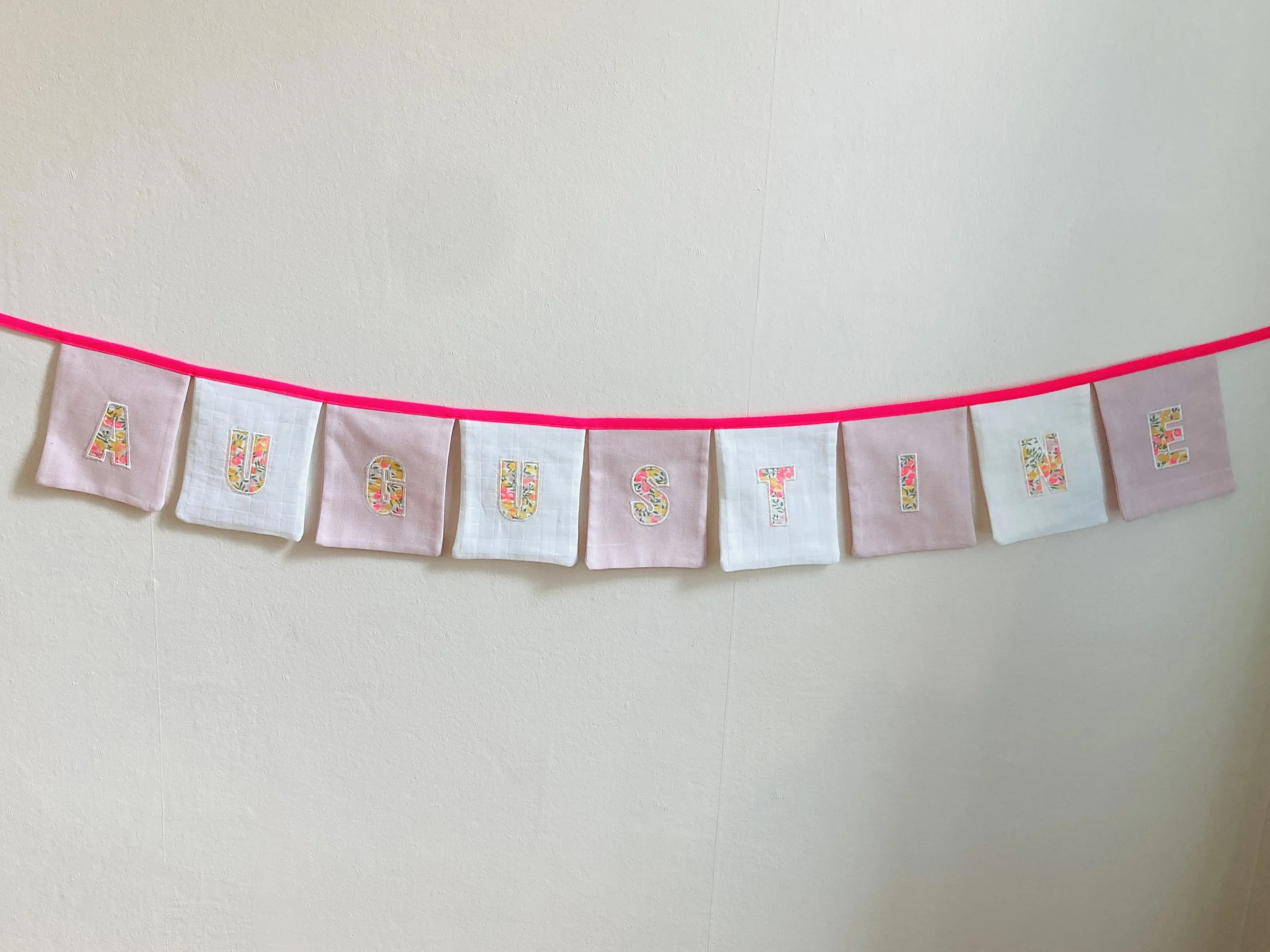 Guirlande de prénom cousue main et brodée.