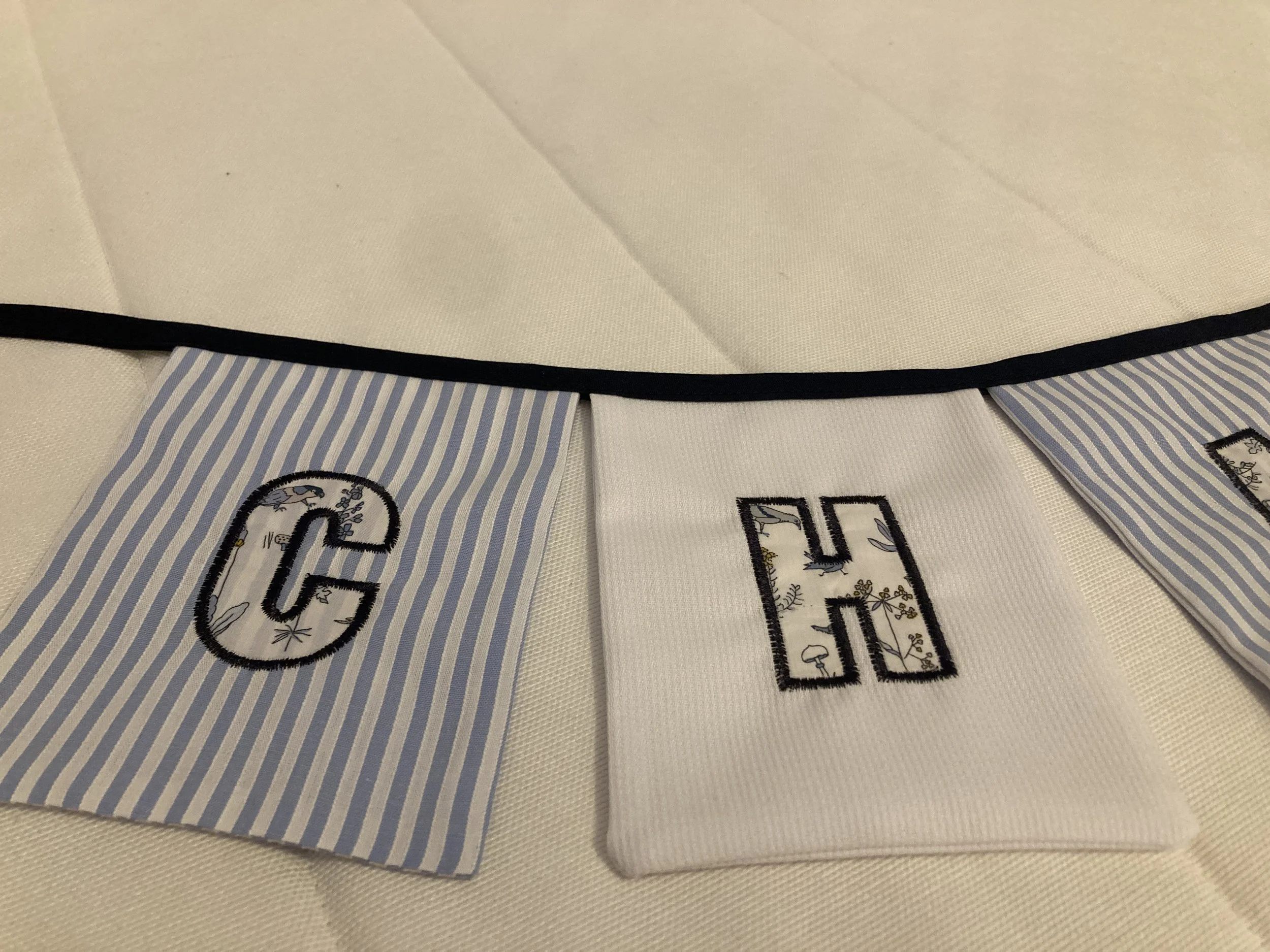 Guirlande de prénom cousue main et brodée.