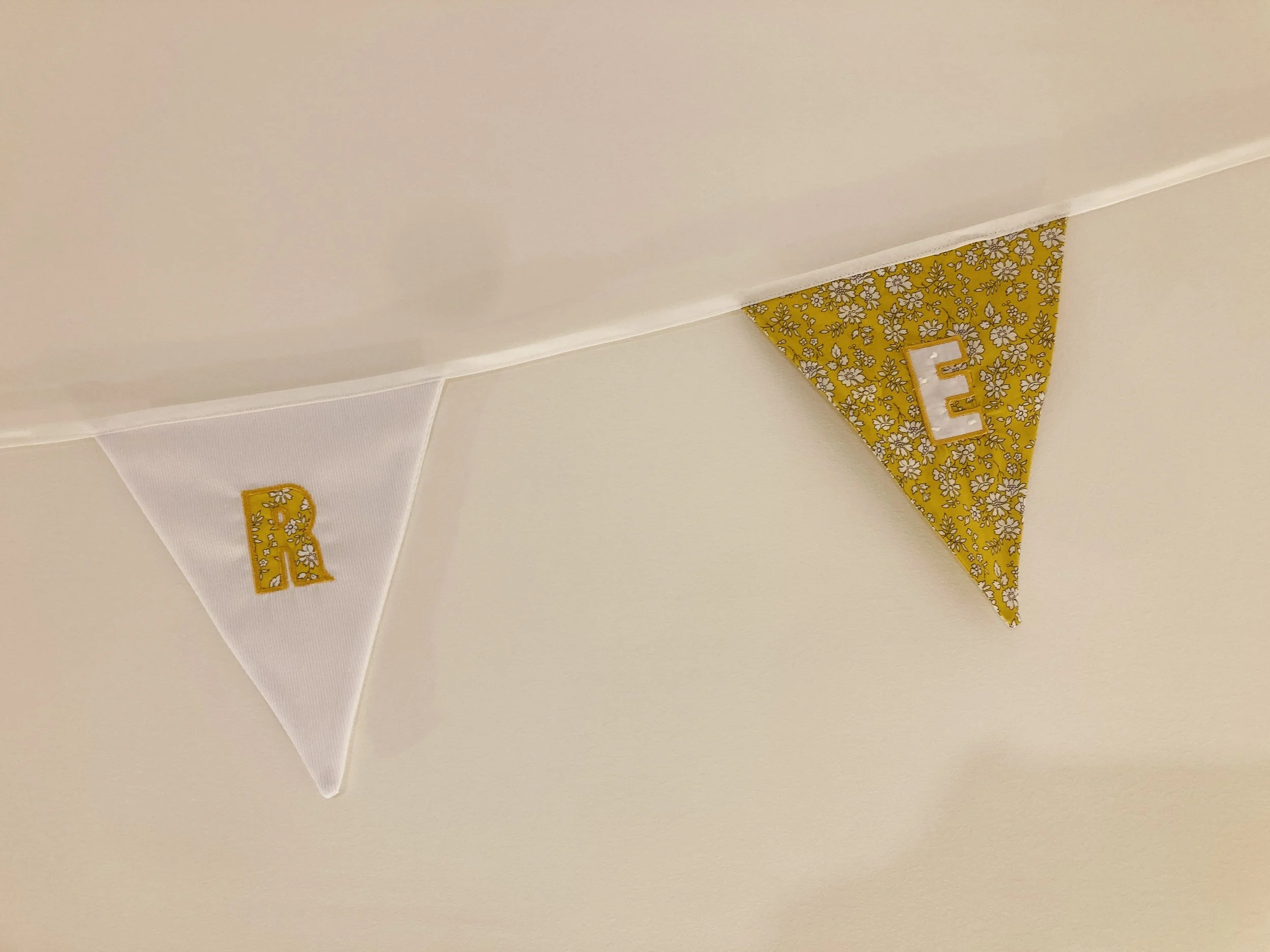 Guirlande de fanions cousue main et prénom brodé.