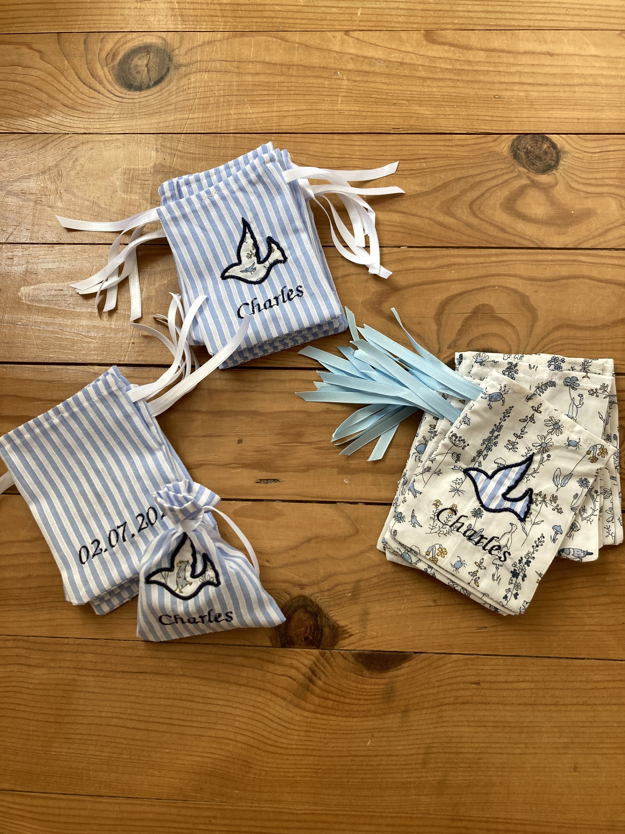 Pochons de baptême pour dragées cousus main et brodés.