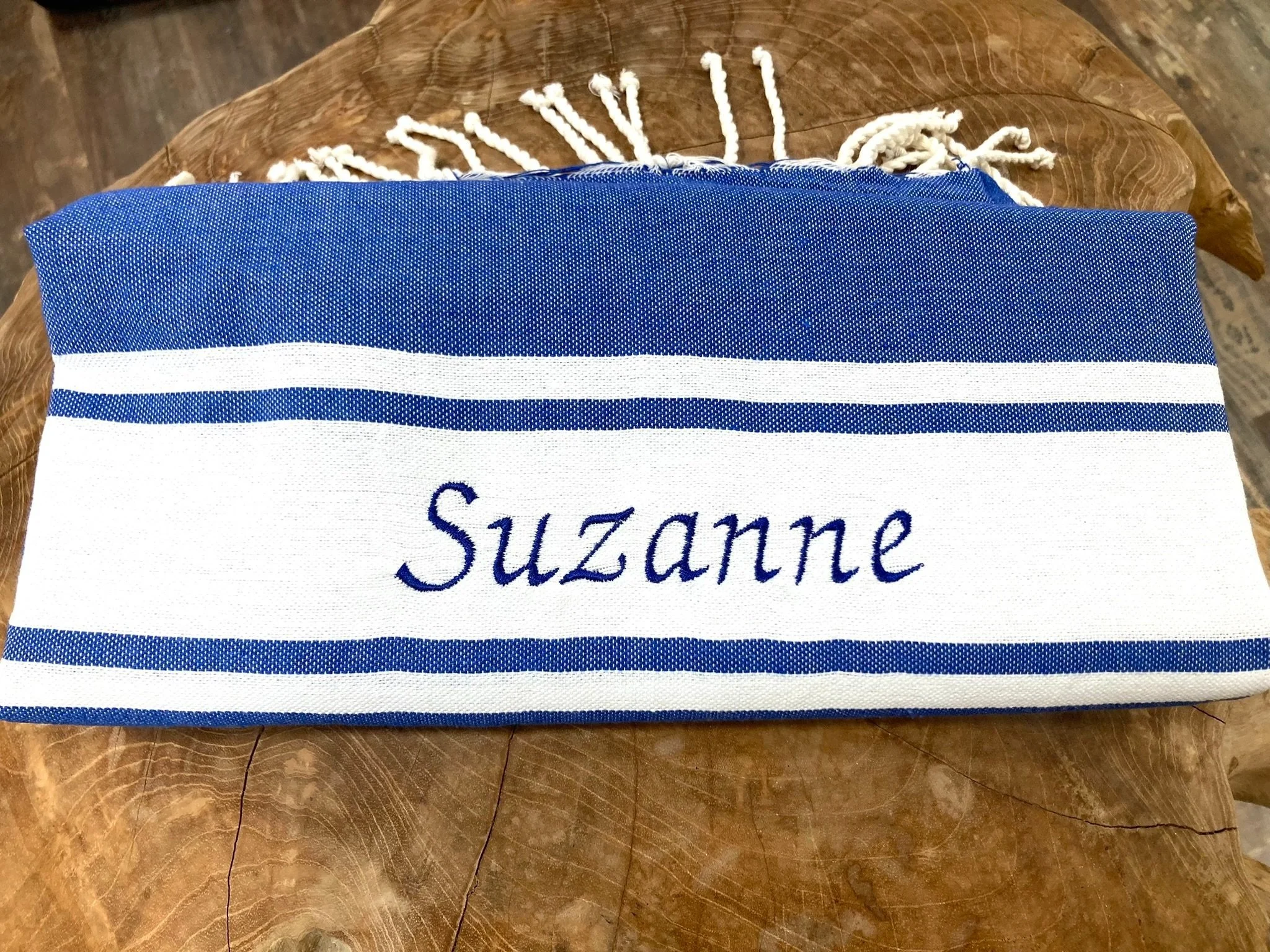 fouta-riva-bleu-classique-personnalisee-broderie-le-rayon-de-solene