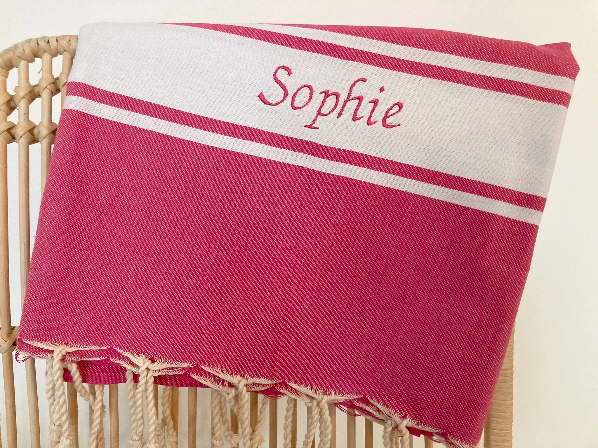 fouta-riva-rose-fuchsia-personnalisee-broderie-le-rayon-de-solene