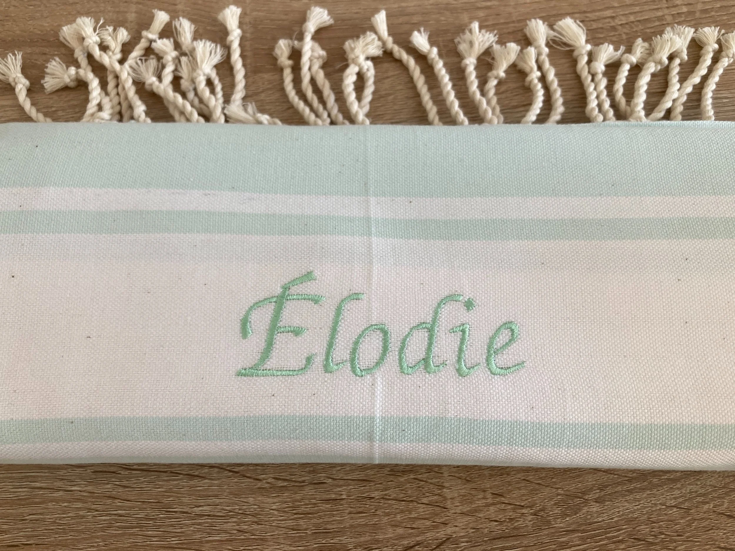 fouta-riva-vert-d-eau-personnalisee-broderie-le-rayon-de-solene