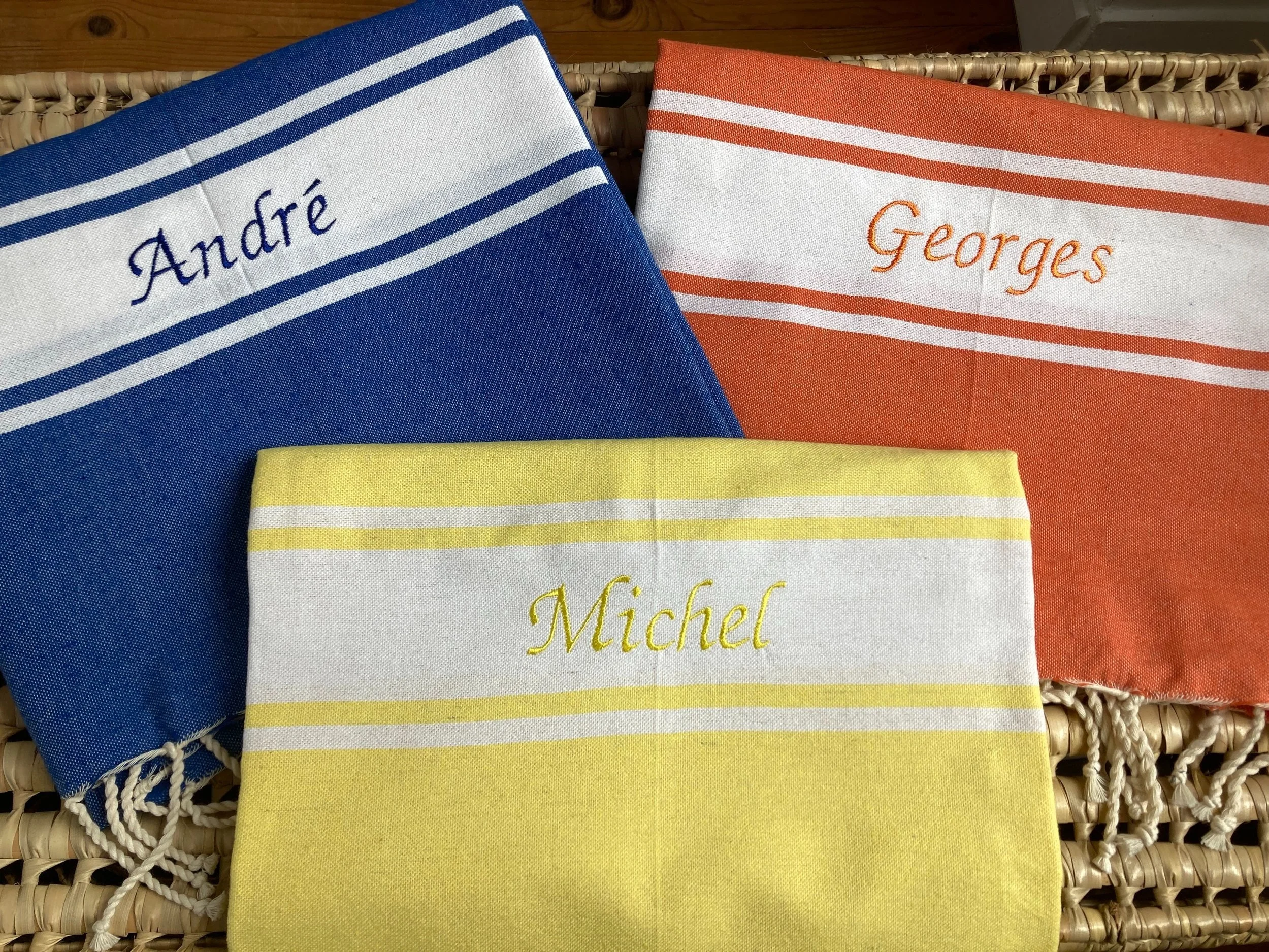 fouta-riva-jaune-bleu-orange-personnalisee-broderie-le-rayon-de-solene