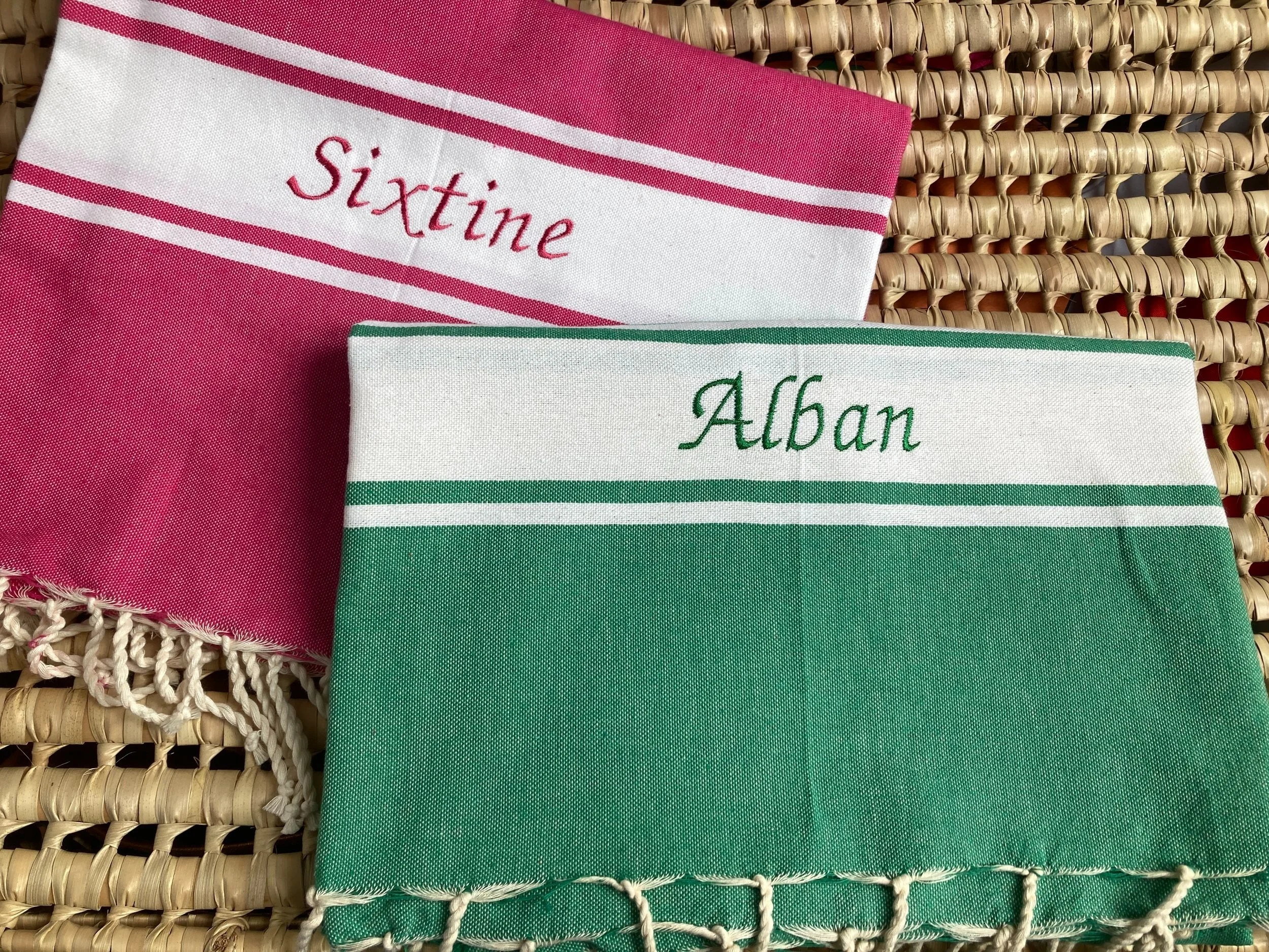 fouta-riva-rose-vert-personnalisee-broderie-le-rayon-de-solene