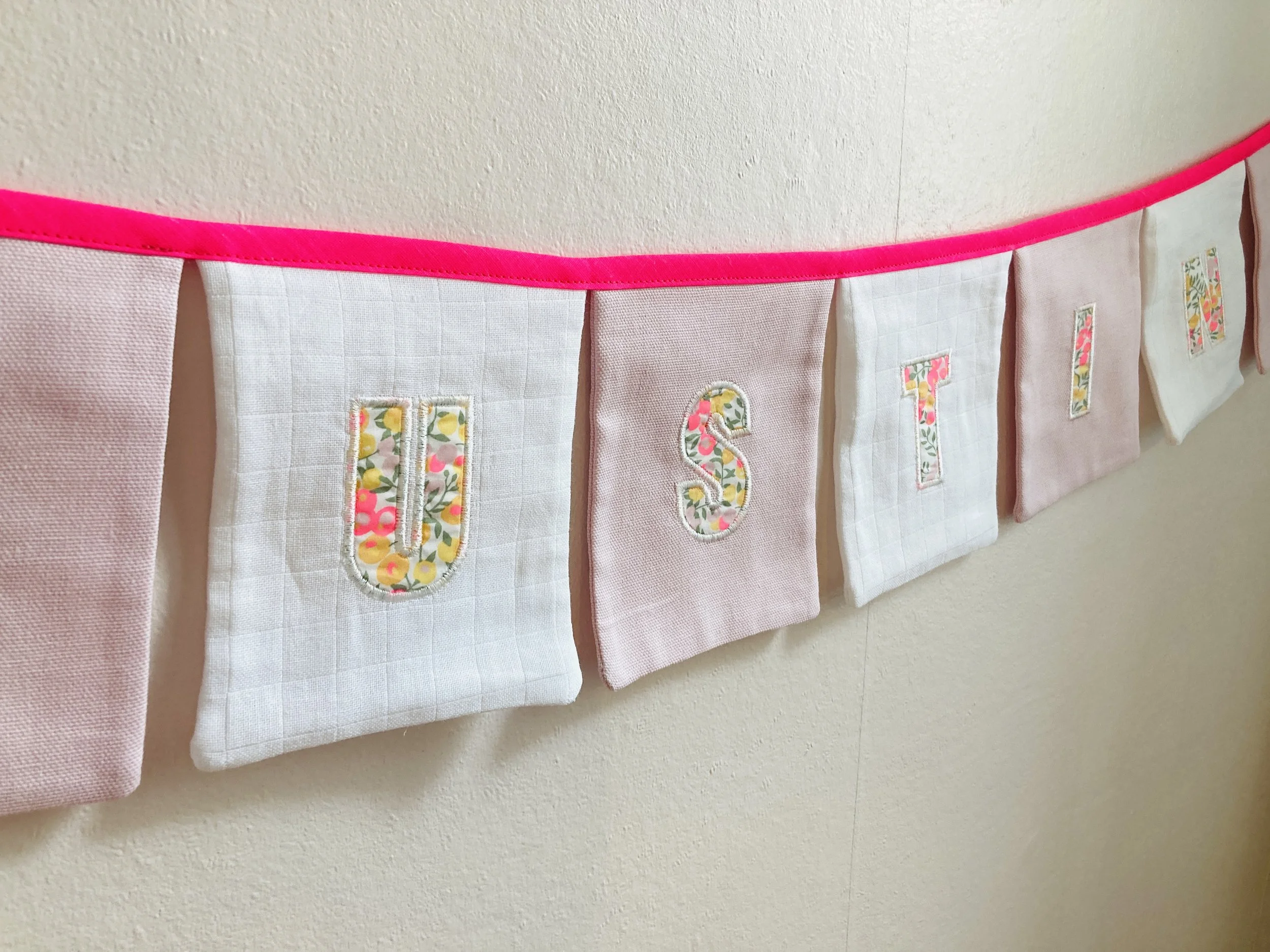 Guirlande de prénom cousue main et brodée.