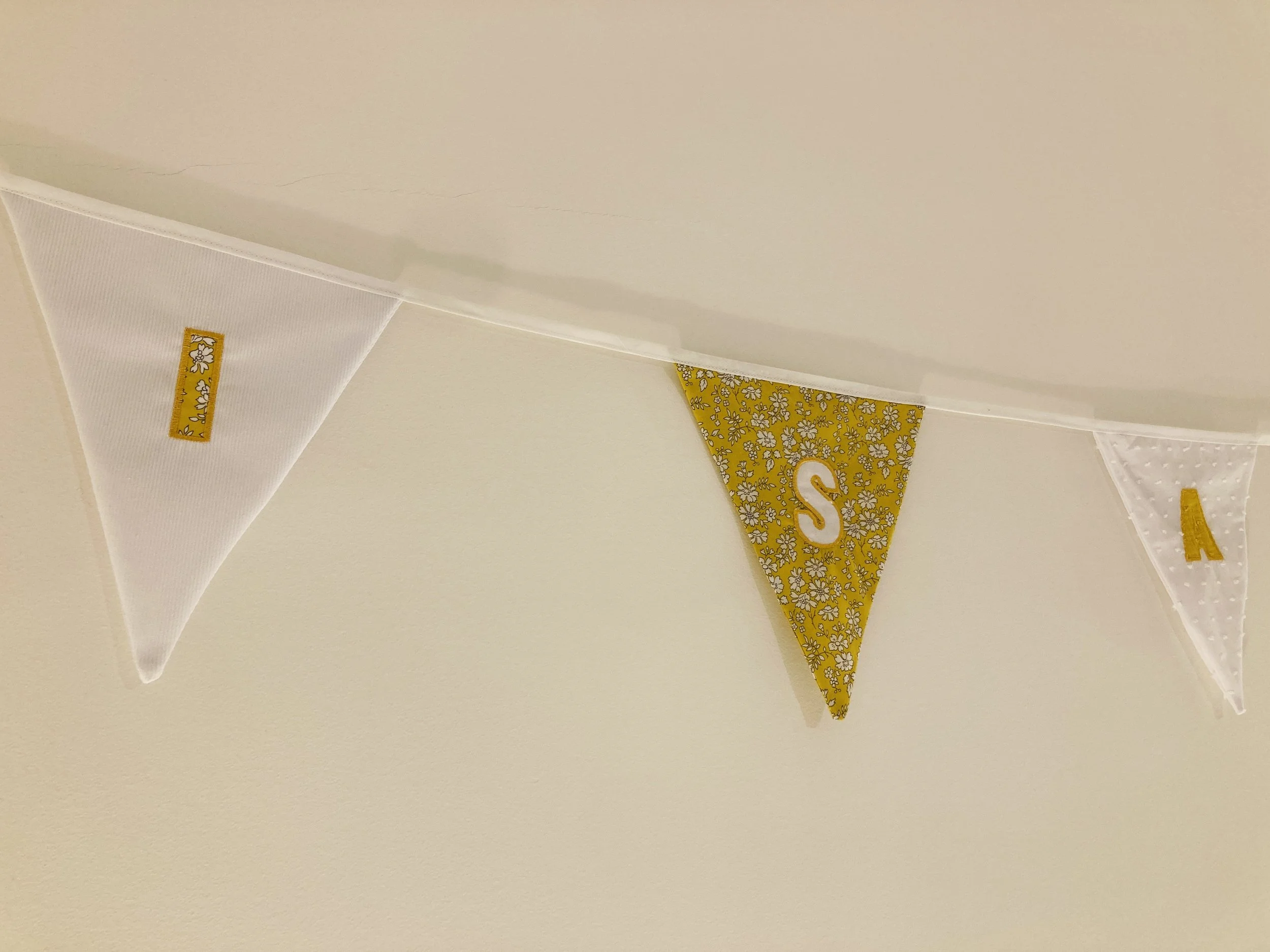 Guirlande de fanions cousue main et prénom brodé.