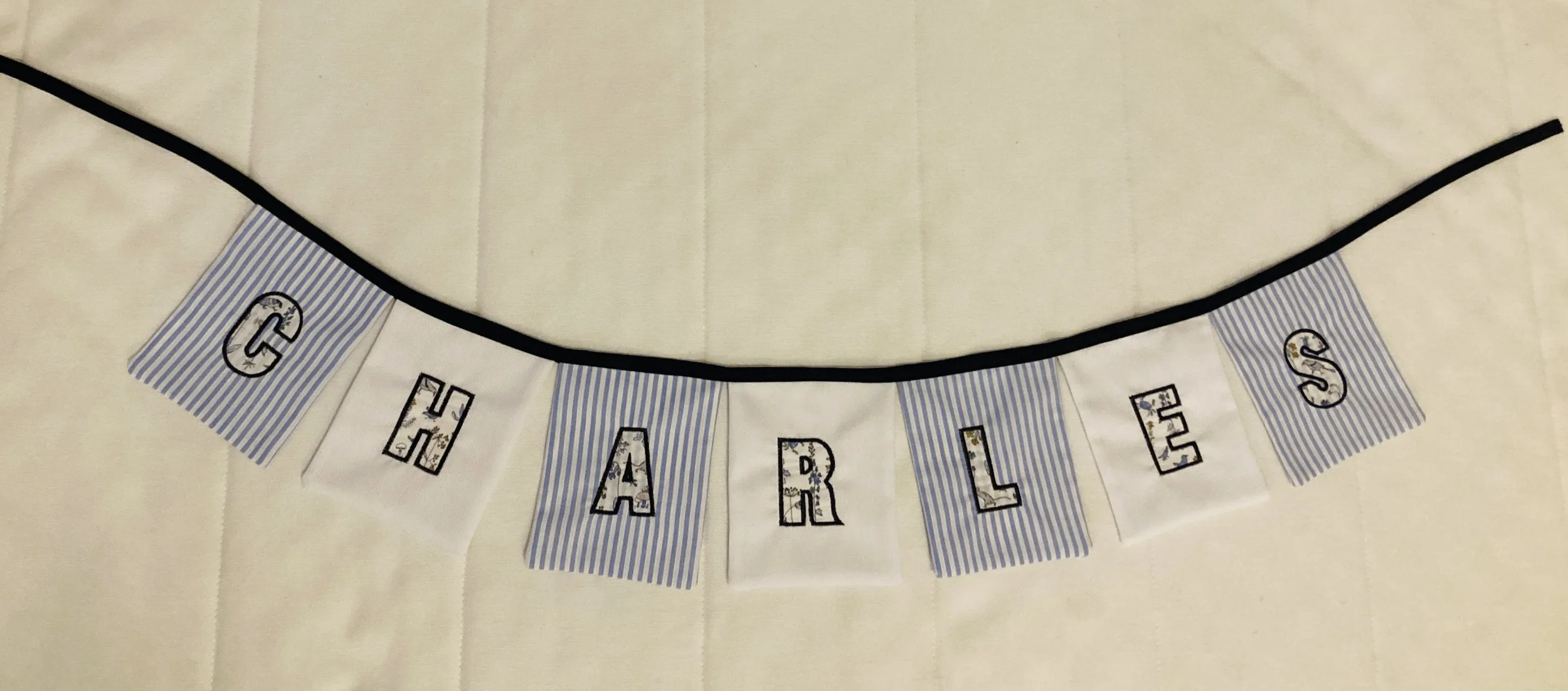 Guirlande de prénom cousue main et brodée.