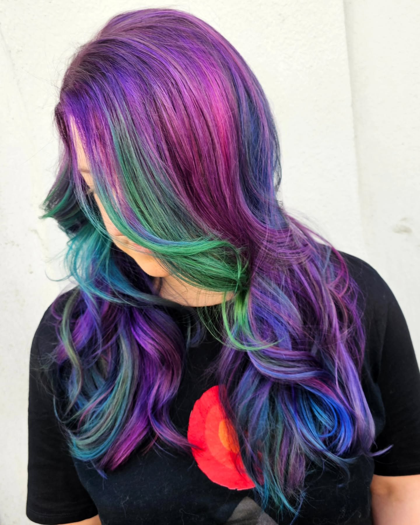 🌌🪐 Cosmic Hair 🪐🌌⁠
Jojo is back&mdash;and this time, we took her hair beyond the stratosphere! 💫🚀⁠

Her new multidimensional mane is bursting with violet, turquoise, green, pink, and deep purple&mdash;all swirled together in a custom cosmic ble
