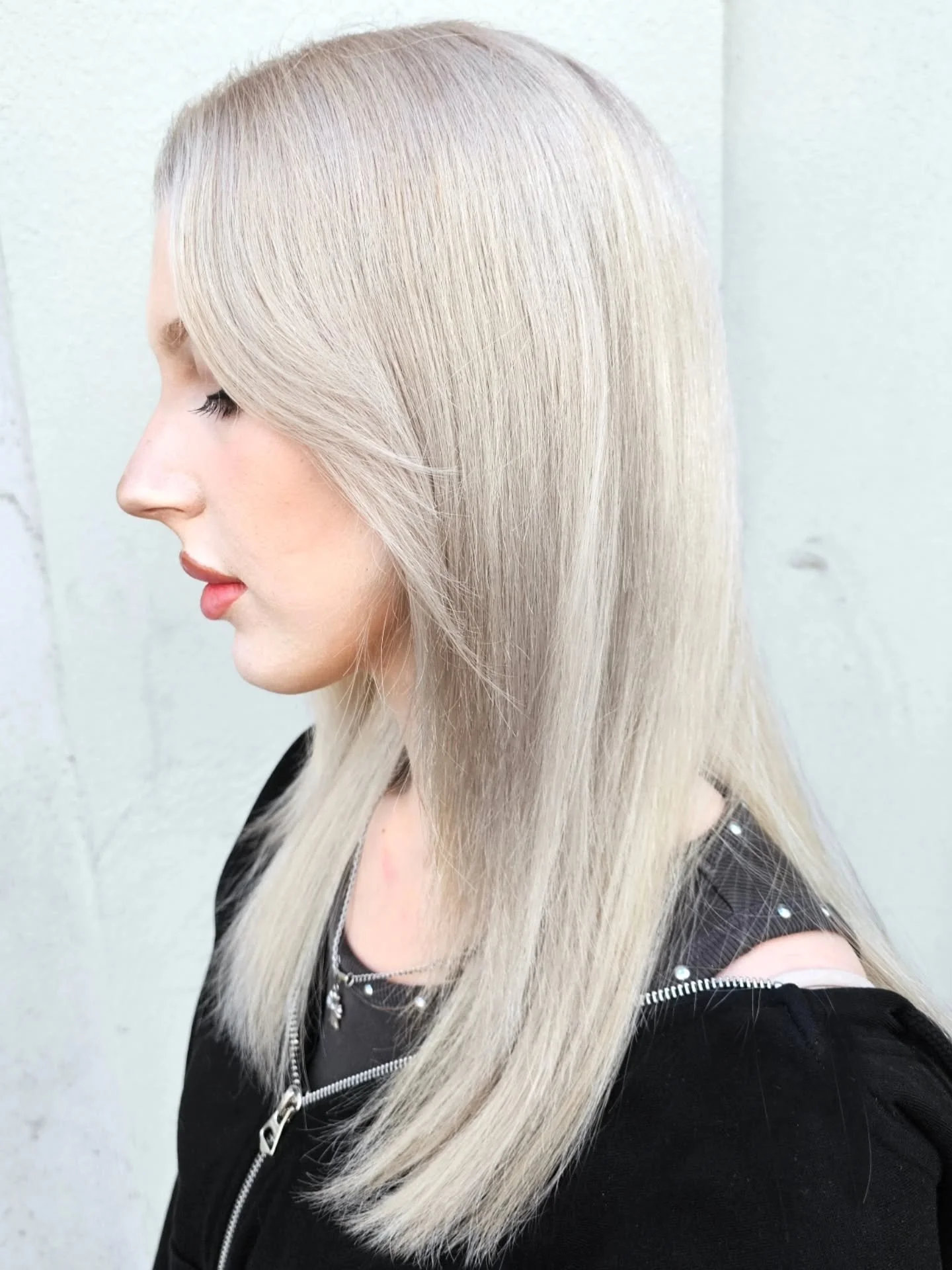 🦇✨ Vampire Platinum Dreams ✨🦇
Giulia has been on a true&nbsp;hair journey&nbsp;with us this year 🫶🏼. When she first came in, we started with a corrective bleach &amp; tone to blend out chunky highlights into a&nbsp;bold, full-head blonde. Since h