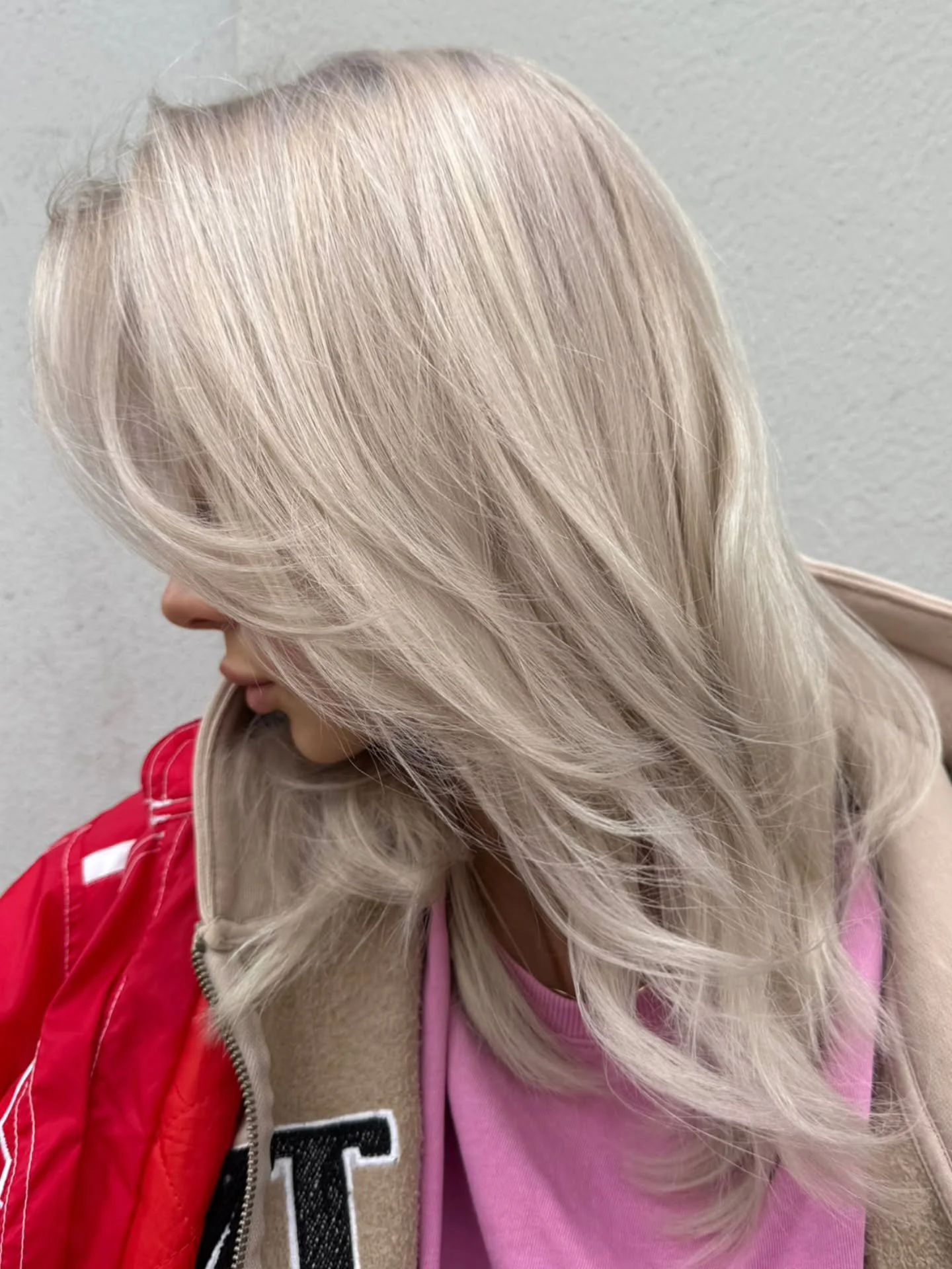 ❄️✨ Platinum Dreams ✨❄️
Dear Sarah is living the platinum life again &ndash; and with it comes a little rulebook. 💎

Platinum blonde doesn&rsquo;t just happen, it&rsquo;s a commitment:
▫️ Regular bleach &amp; tone appointments every 6&ndash;8 weeks
