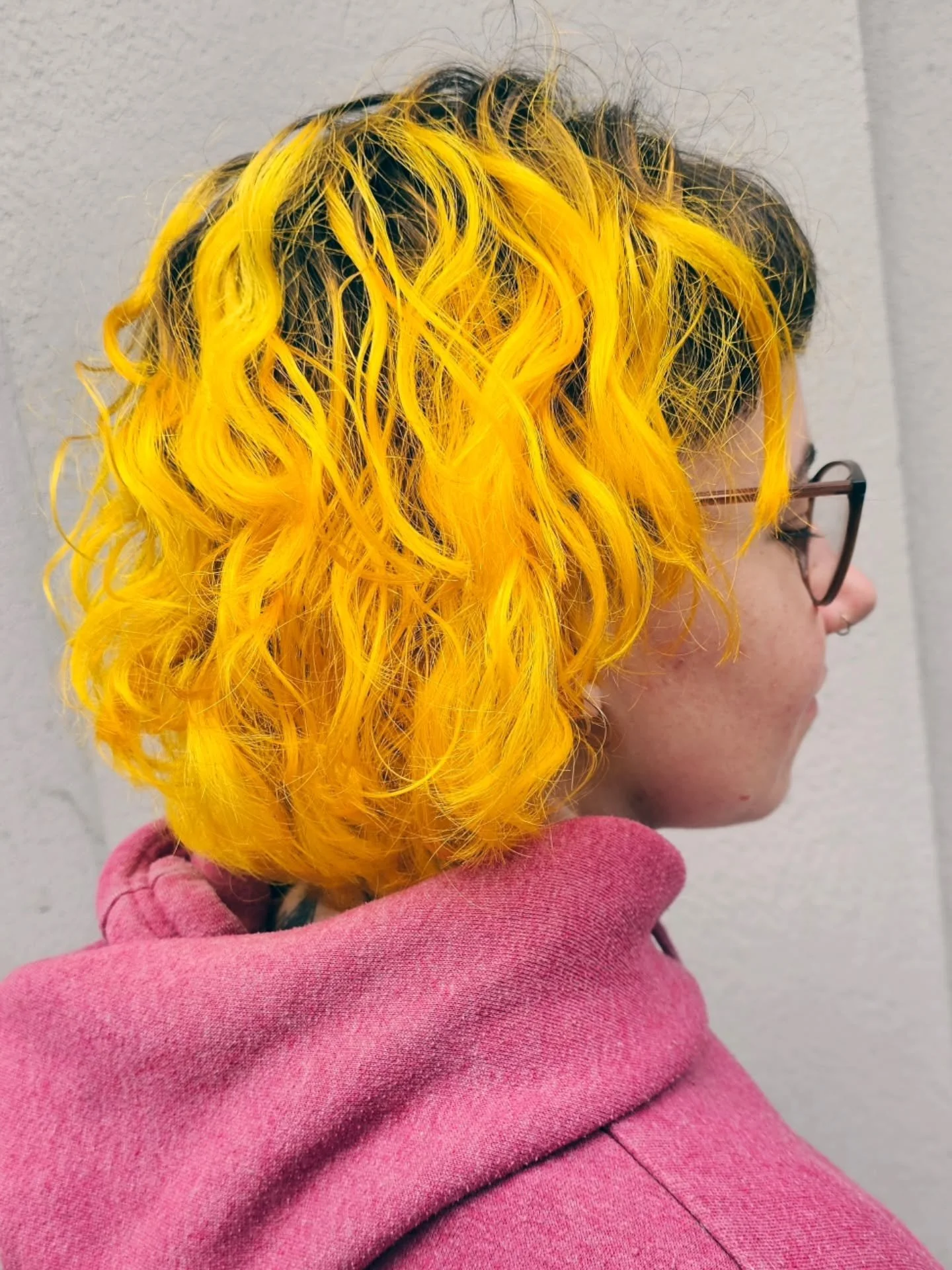 🌻💛✨&nbsp;Sunflower Glow&nbsp;✨💛🌻⁠
Hairspace first-timer Conny came to us ready for a change &mdash; her natural brunette curls were craving something brighter and full of life!&nbsp;☀️🌼⁠

We kept her natural roots for that soft, low-maintenance 