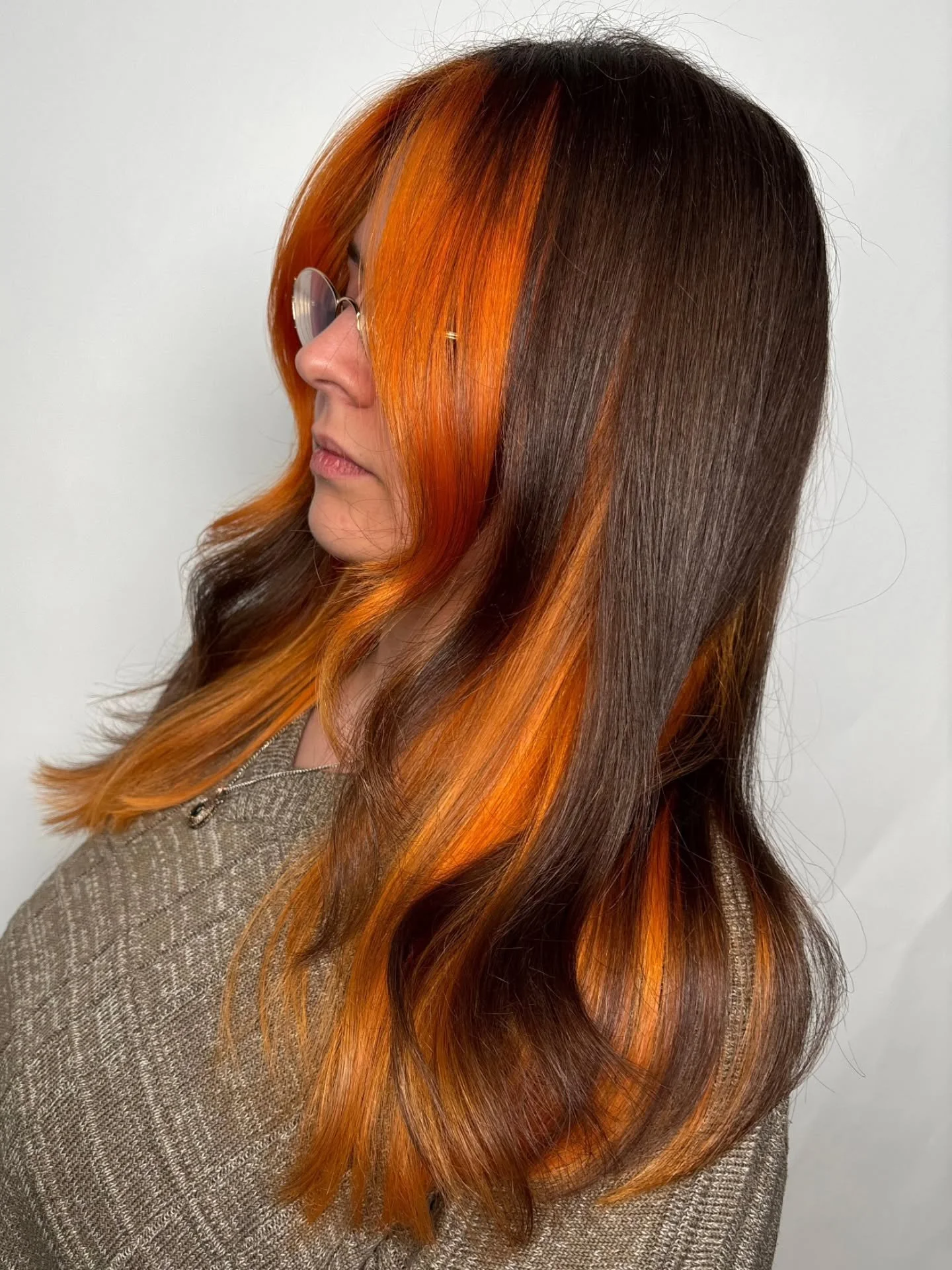 🧡🍊✨ Tangerine Peekaboo Magic ✨🍊🧡
Lovely regular&nbsp;Sarah&nbsp;was ready for a change &mdash; transitioning from her bleach &amp; tone halo section into something more natural, but still&nbsp;fun. 💫🧡

This time, we added a&nbsp;vibrant tangeri