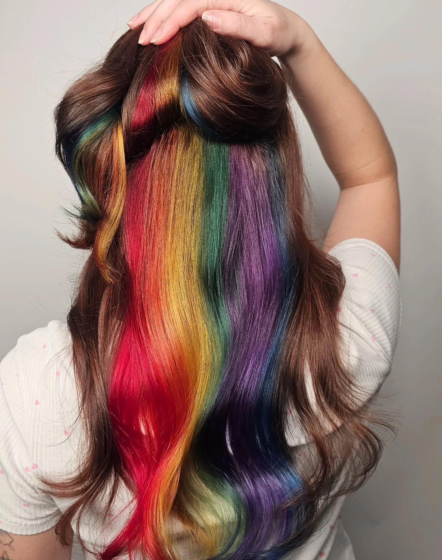 Some moments just feel a little bit magical ✨🌈

A soft rainbow hidden underneath for our lovely Kathrin &mdash; because why choose one colour when you can have them all? Subtle on top, playful underneath&hellip; the perfect little surprise every tim