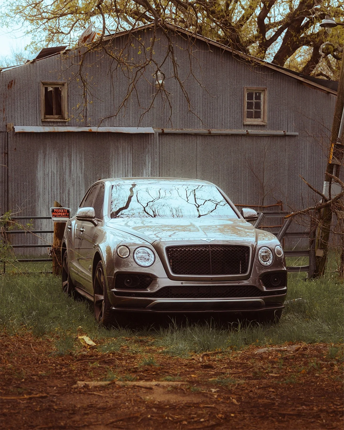 This ol&rsquo; boy just don&rsquo;t fit 🚜 
&bull;
🚗💨 2022 Bently Bentayga