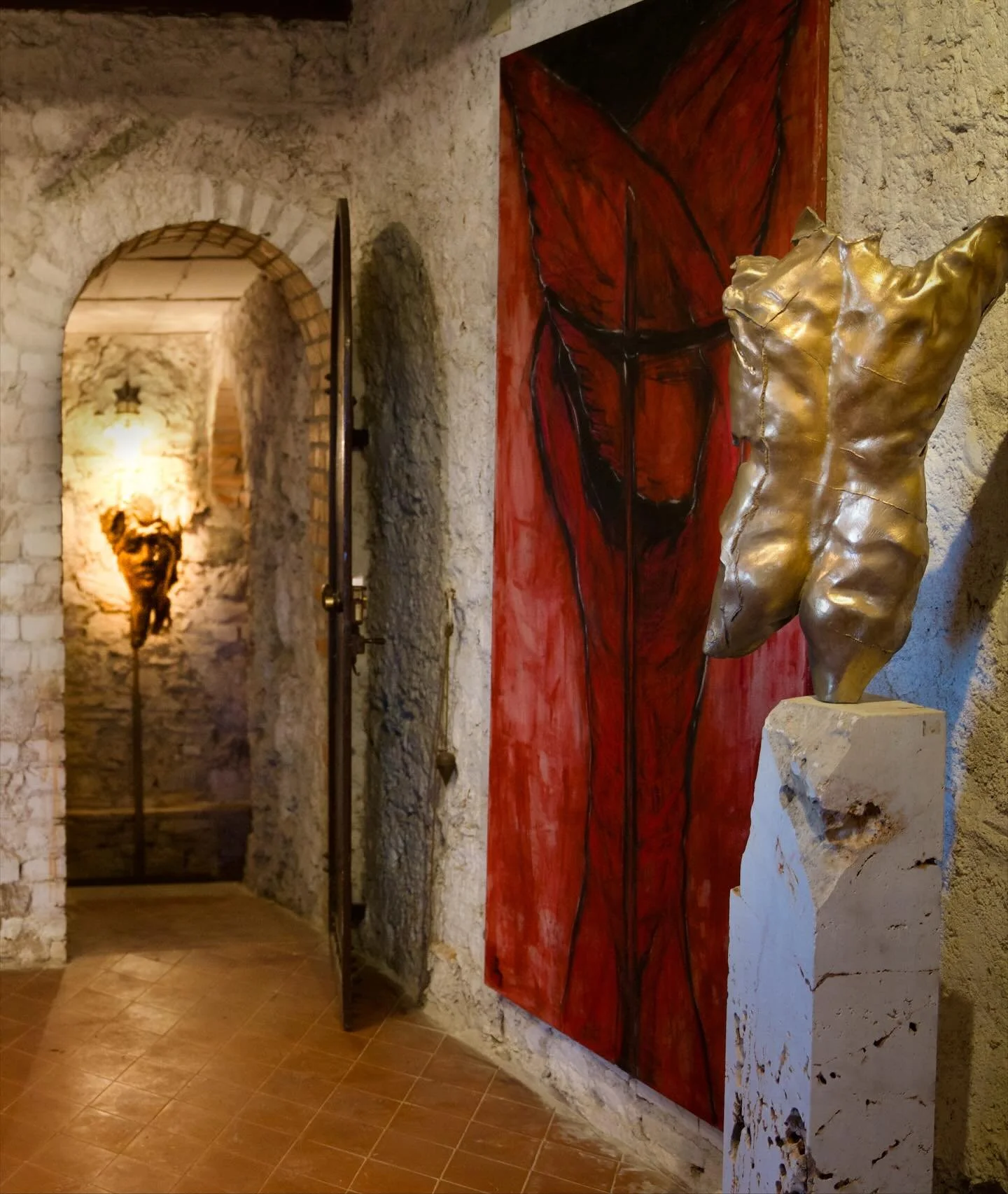 In the passageway to the studio at @villa_casone_darte 
Nereide II, by Romolo Del Deo
Bronze edition 2025
72 x 12 x 12 in
182.9 x 30.5 x 30.5 cm

In the foreground &ldquo;Fiamma&rdquo; in bronze. 

Bronzes cast at @fonderia_artisticalarte in Pietrasa
