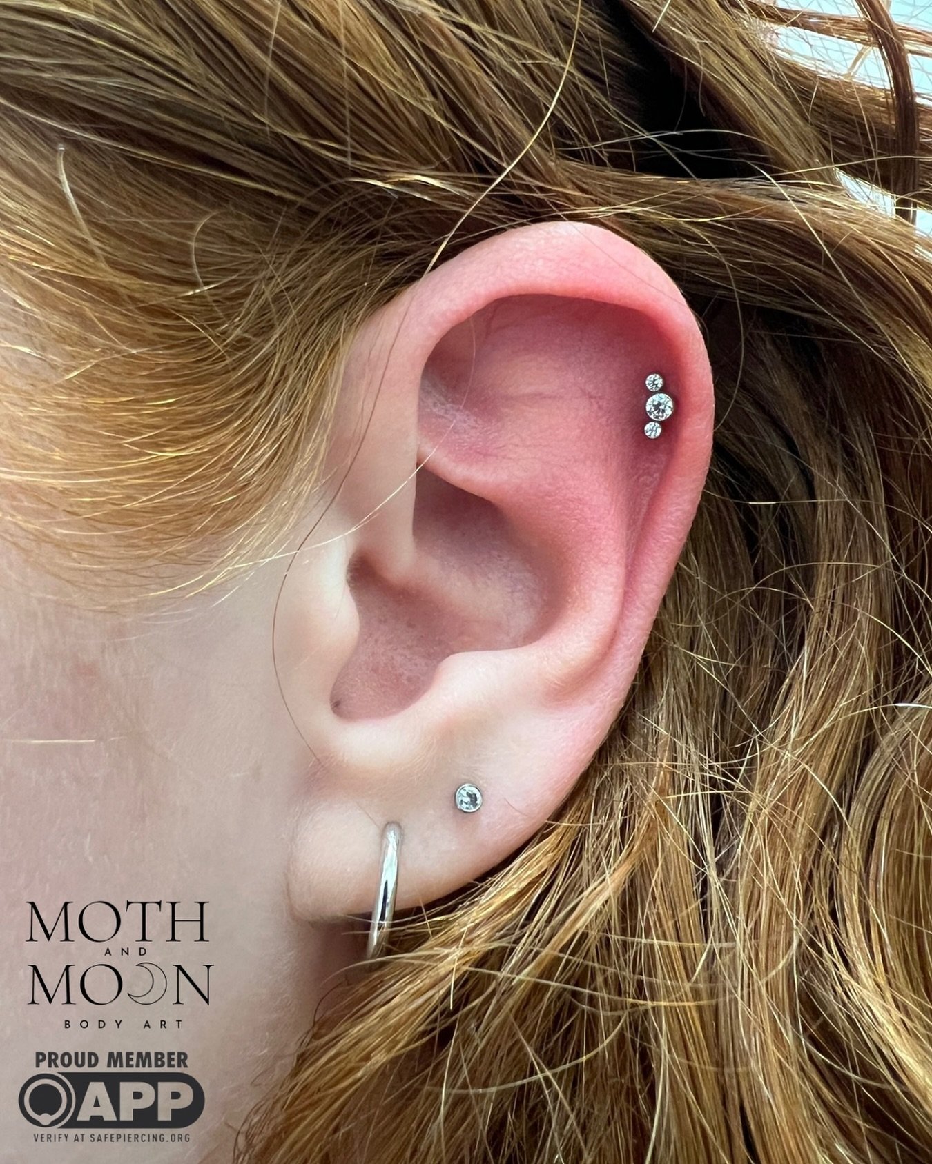New helix for @eliza.korinne with a @neometaljewelry tri bezel cluster ✨