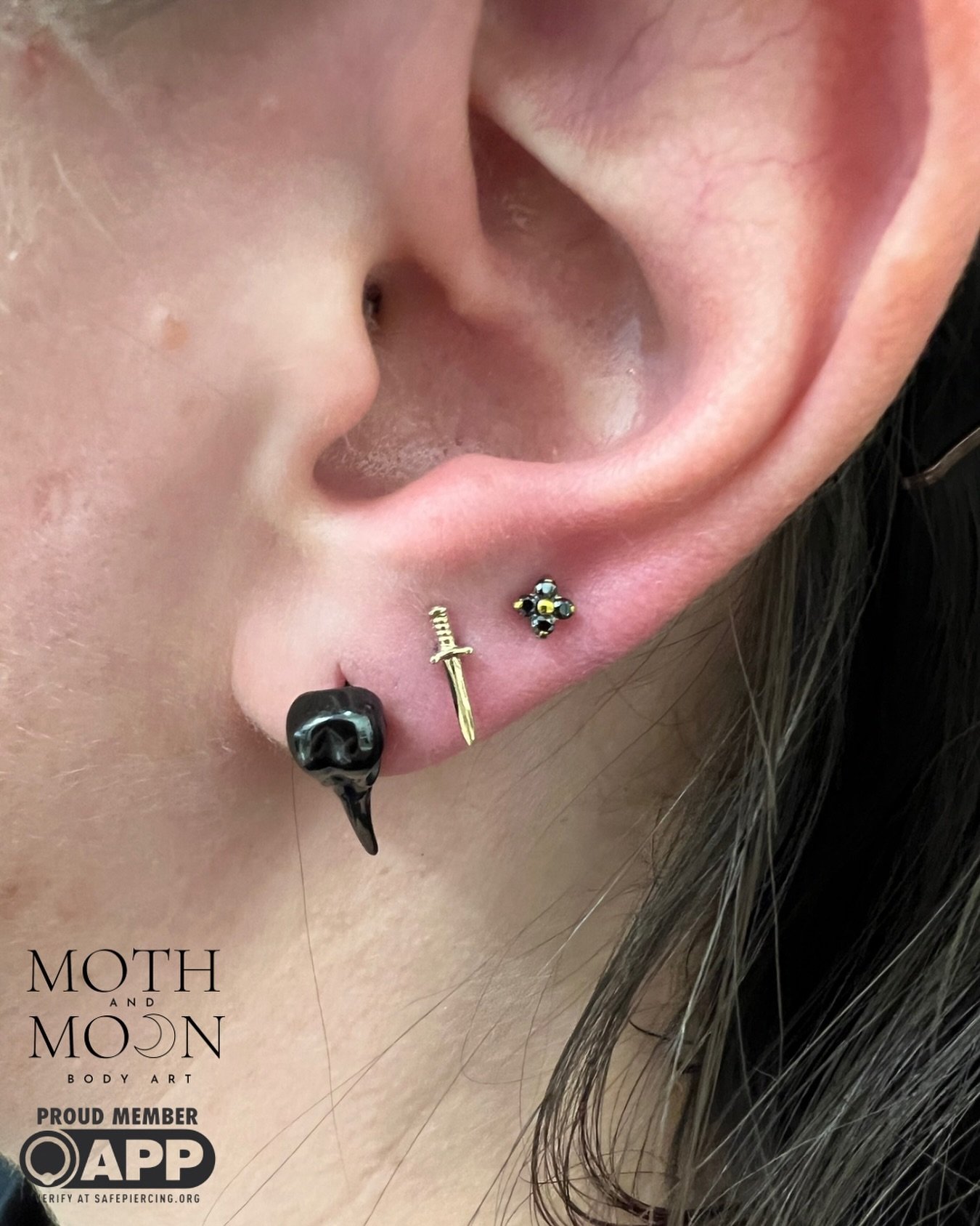Fun and edgy black and gold look for @lauren_feaman! She picked a solid gold dagger for her seconds and an anodized golden titanium quad from @divinitymetals for her thirds. ✨
