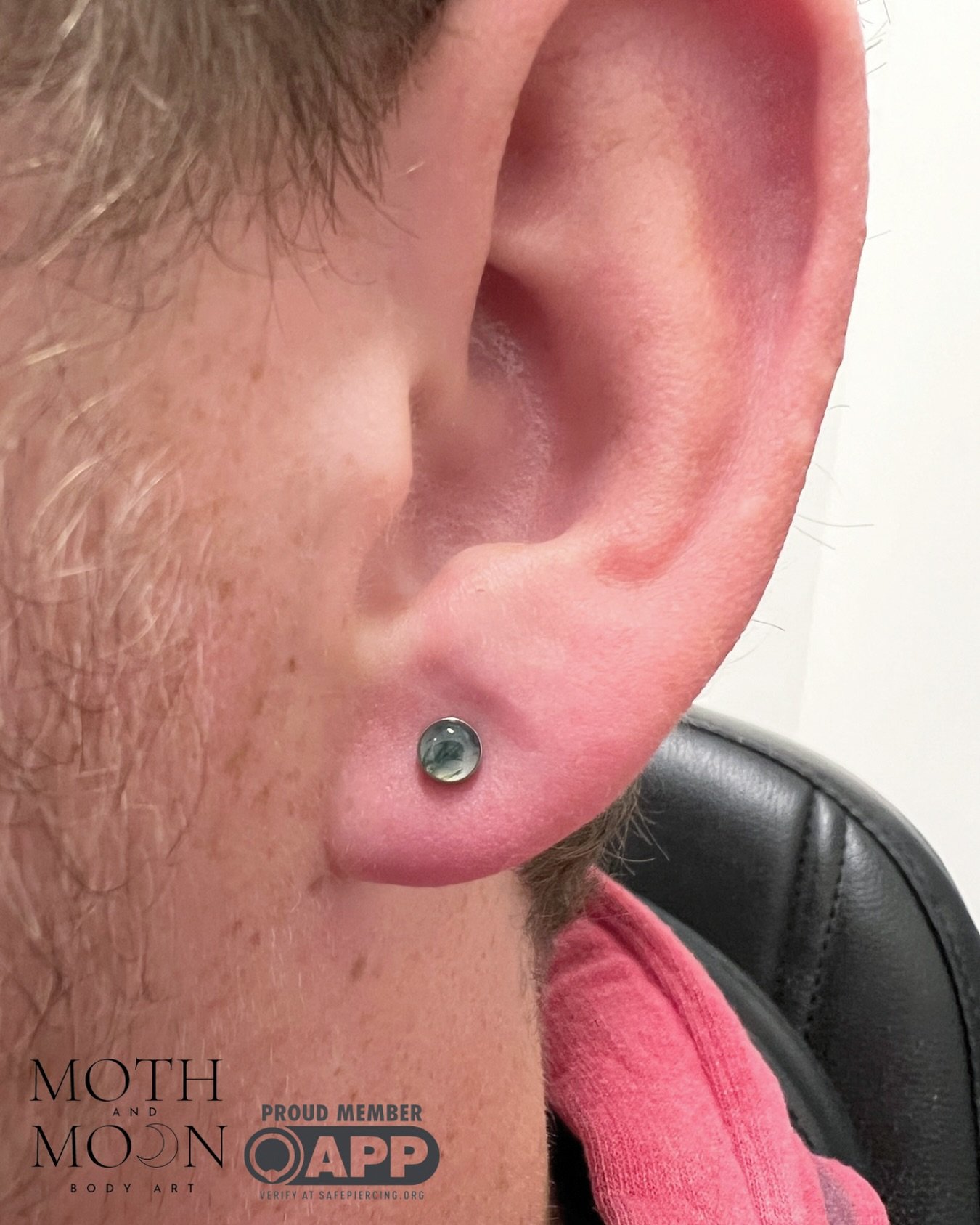New first lobe piercings for @n_oah_j with 4mm moss agate cabachons from @peoples_jewelry ✨