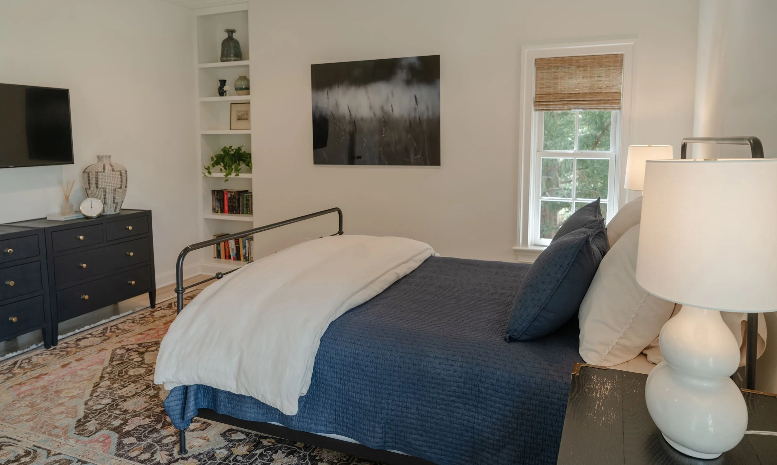 virginia-airbnb-iron-bed-2-in-middleburg-slide.jpg