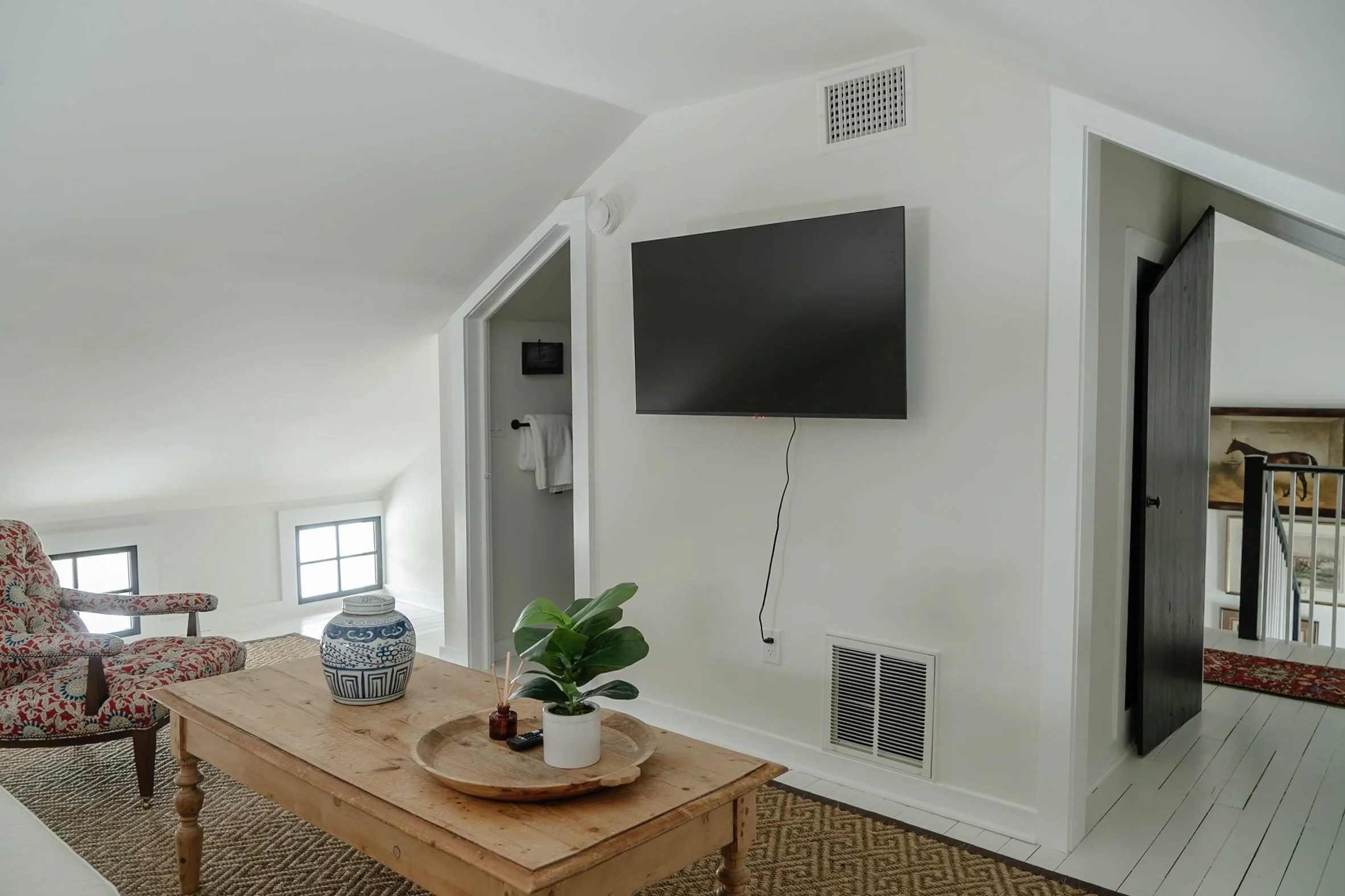 middleburg-va-cottage-rental-tv-2-slide.jpg