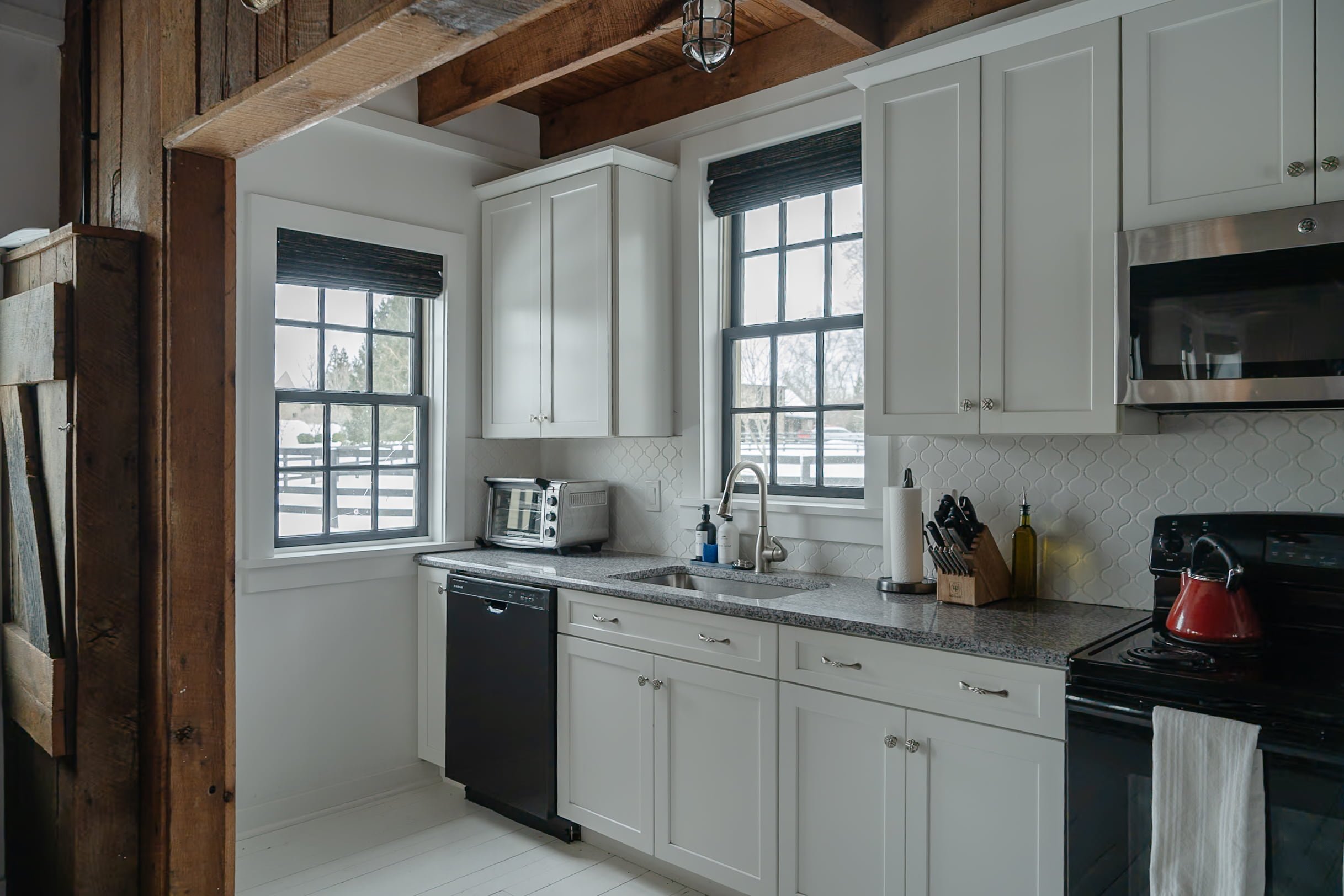 cottage-kitchen-electric-stove.jpg