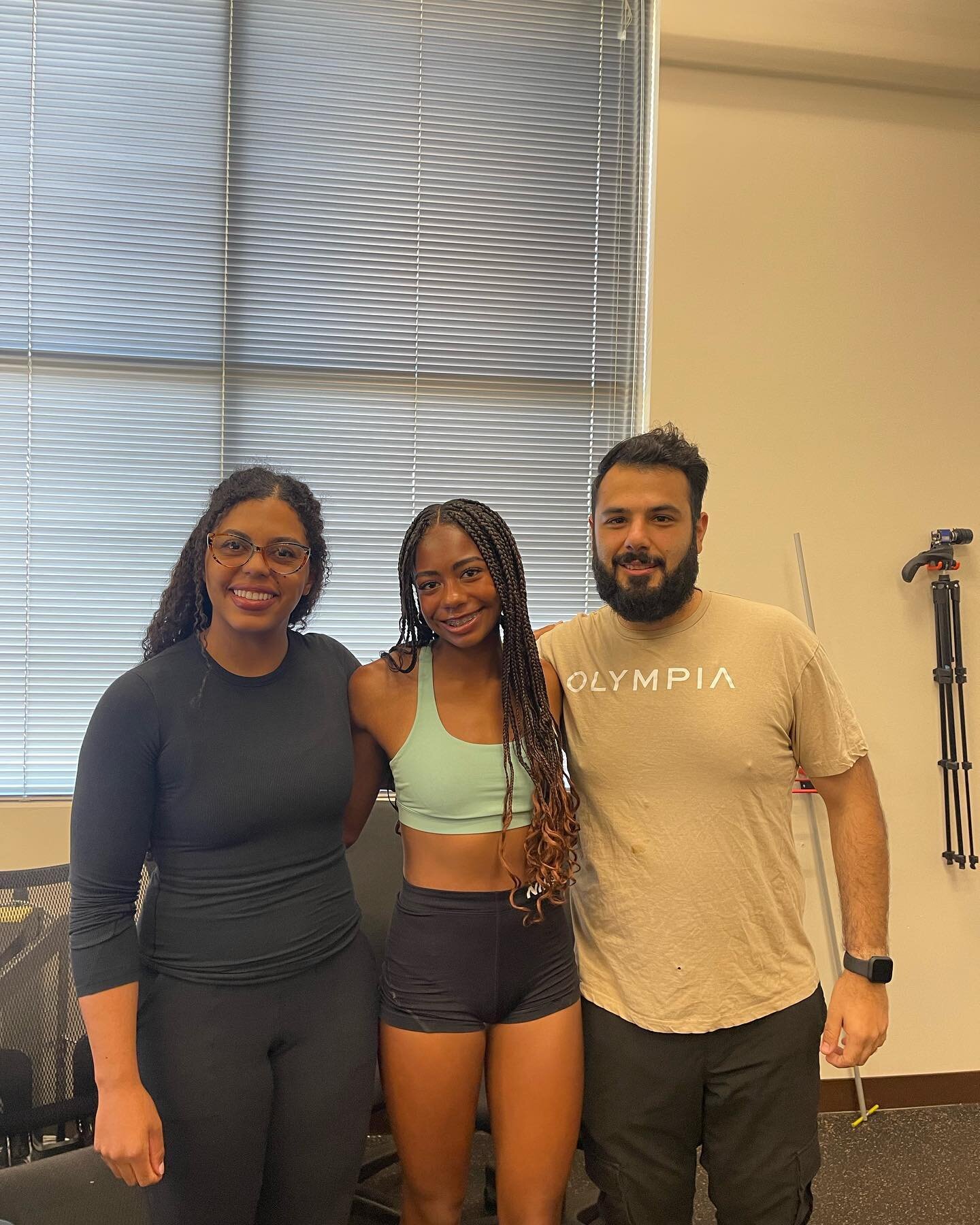 Team Olivia!🎉💪🏽 
&bull;&bull;&bull;&bull;&bull;&bull;&bull;
Stay tuned for some clips of her time with us💪🏽
&bull;&bull;&bull;&bull;&bull;&bull;
#olympia #physicaltherapy #movement #allthingsolympia #olyperformance