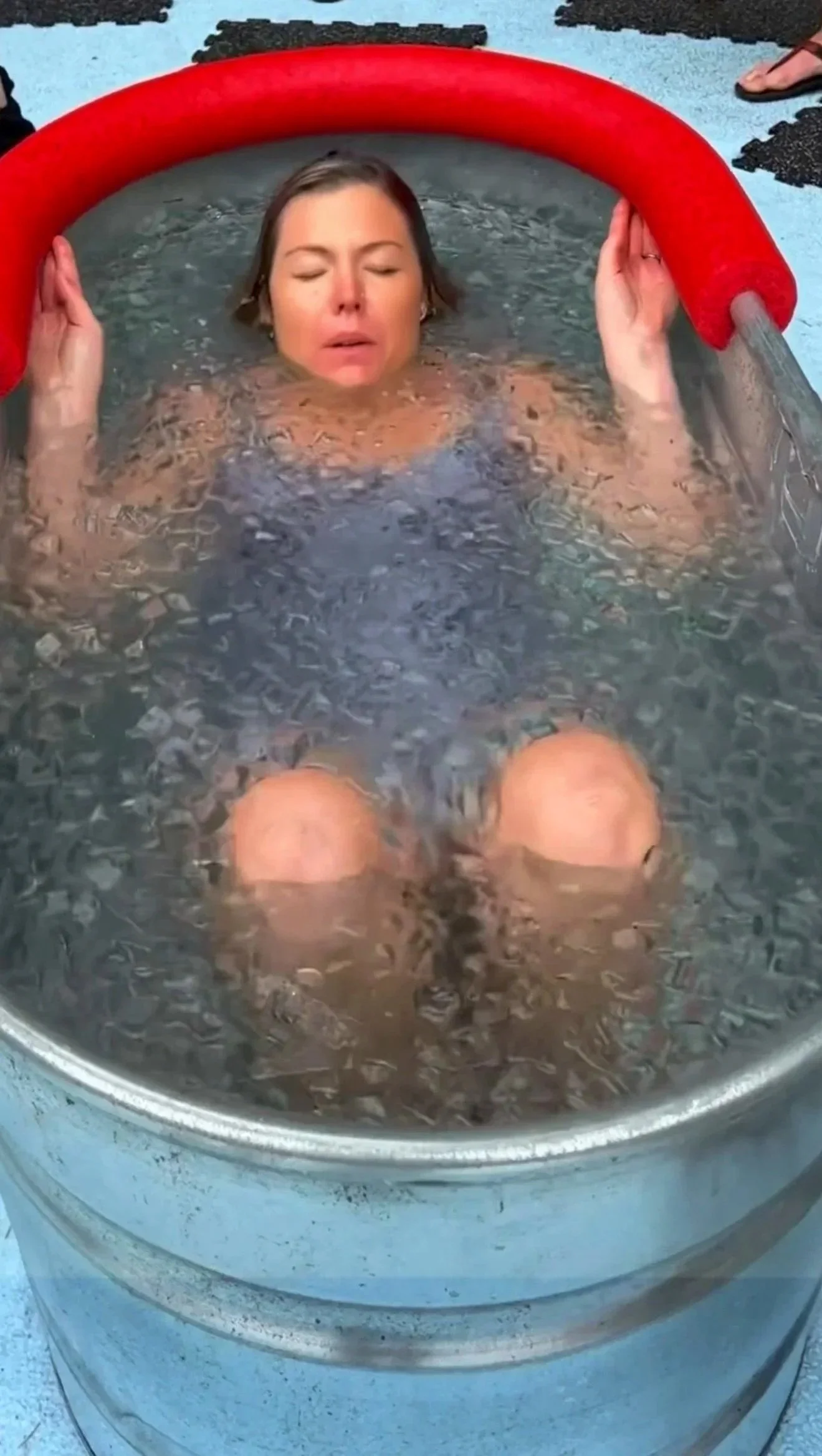  Finally, the ice bath is where you meet the edge of your comfort zone and discover your own resilience. With full support and guidance, you’ll learn how hormesis—intentionally embracing cold—can build not just physical strength but mental clarity an