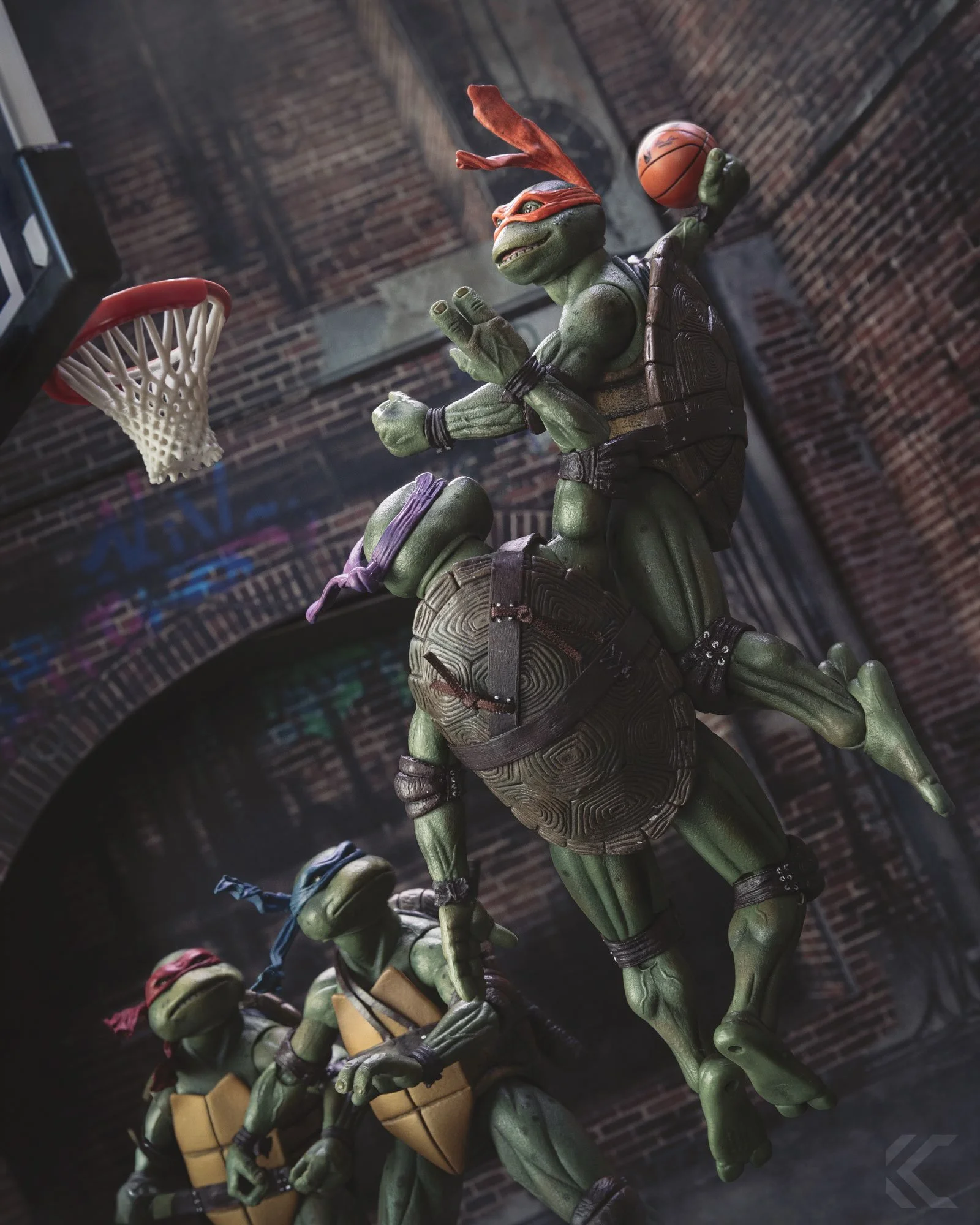 #throwback

If you would like to help support my account, please consider using the&nbsp;link in my bio when shopping at&nbsp;@bigbadtoystore. No extra cost to you!

&ldquo;Sewer Hoops&rdquo;
Enjoy a shot of Michelangelo posterizing poor Donatello in