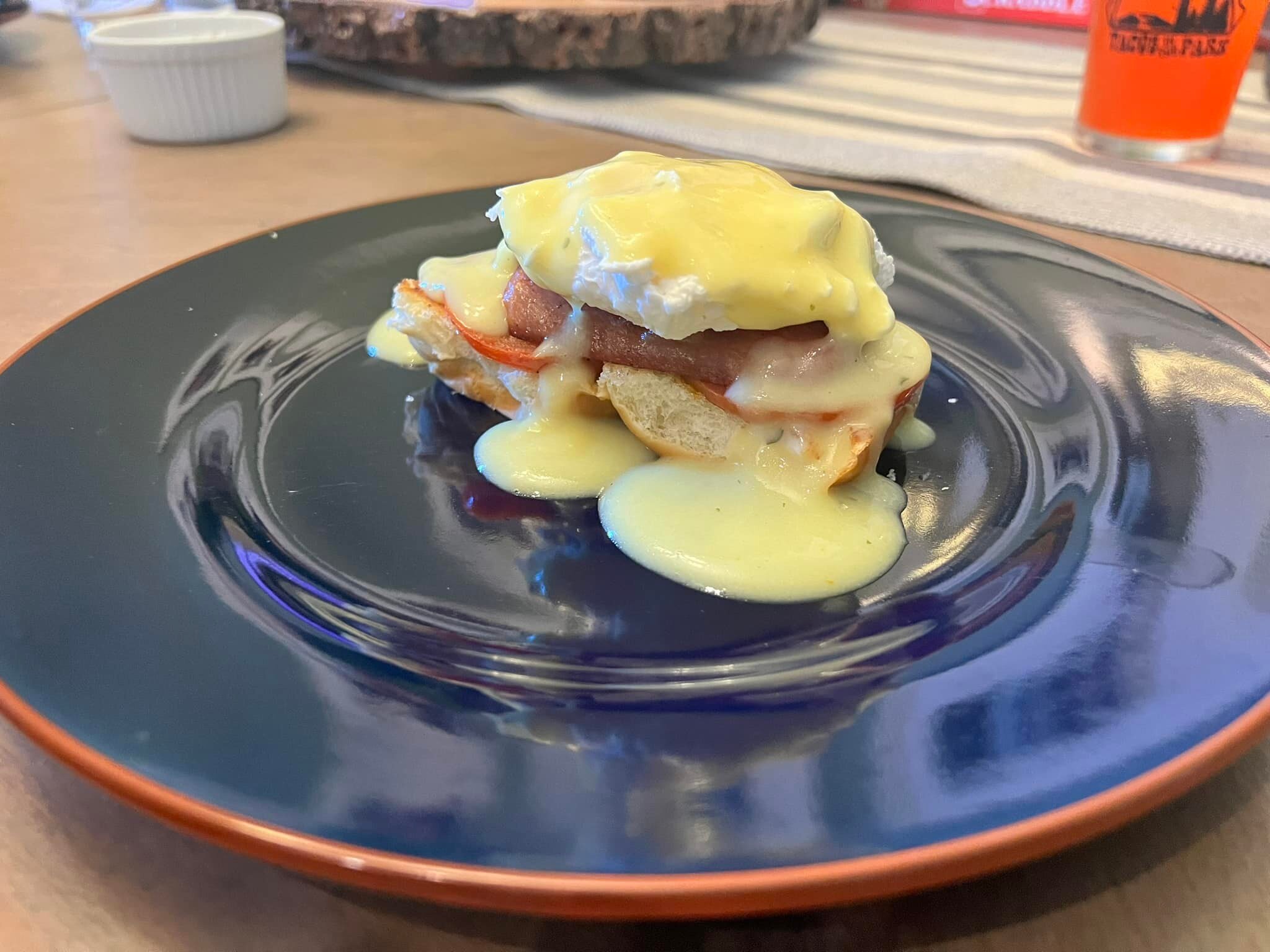 K&rsquo;den upon request for Eggs Benedict using Spam foah Muddah&rsquo;s Day brunch- 
I offer to you &ldquo;Eggs Benny Boy&rdquo;-
King&rsquo;s Hawaiian rolls instead of English muffin. 
Sliced Roma tomato. 
Choice of sausage or Spam.  Poached eggs.