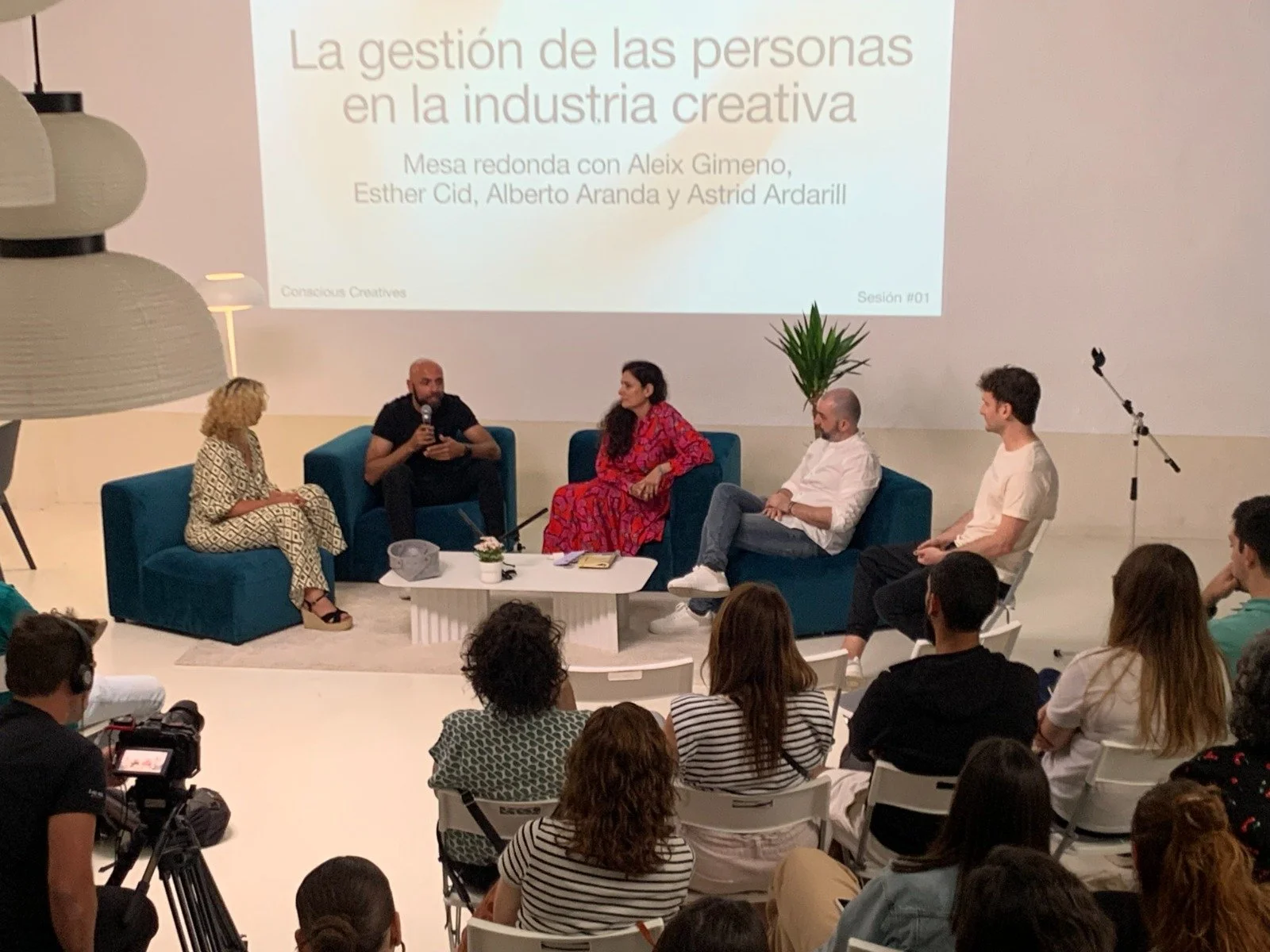 Mesa redonda con público