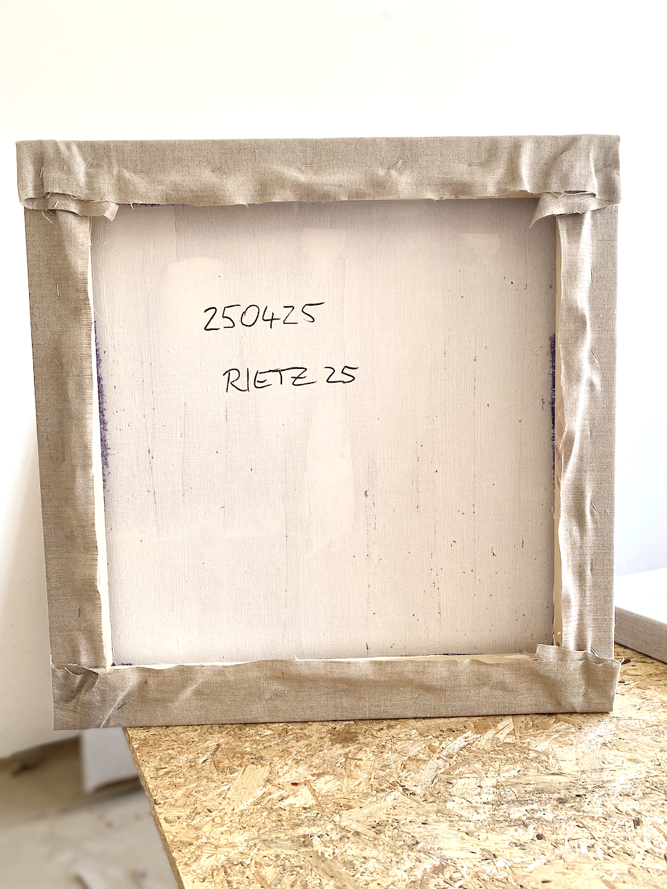 250425 back, 2025, 50 × 50 cm, oil and acrylic on raw linen