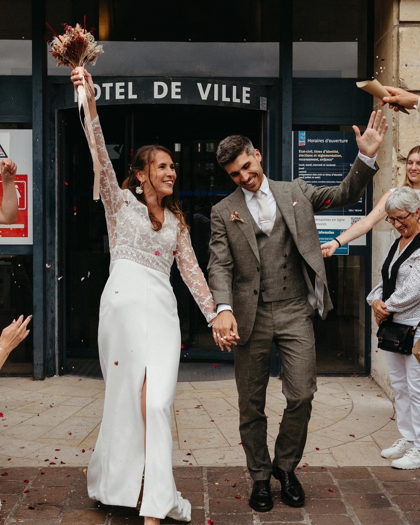 1&egrave;re &eacute;tape de la journ&eacute;e de Marine et Guillaume : c&eacute;r&eacute;monie &agrave; la mairie de Rouen ✨

Esth&eacute;tique : @elisa_mua_h 
Traiteur : @coudray.traiteur 
Musiciens : @tand2m.music  Voiture : @enrouteavecdede 
Robe 