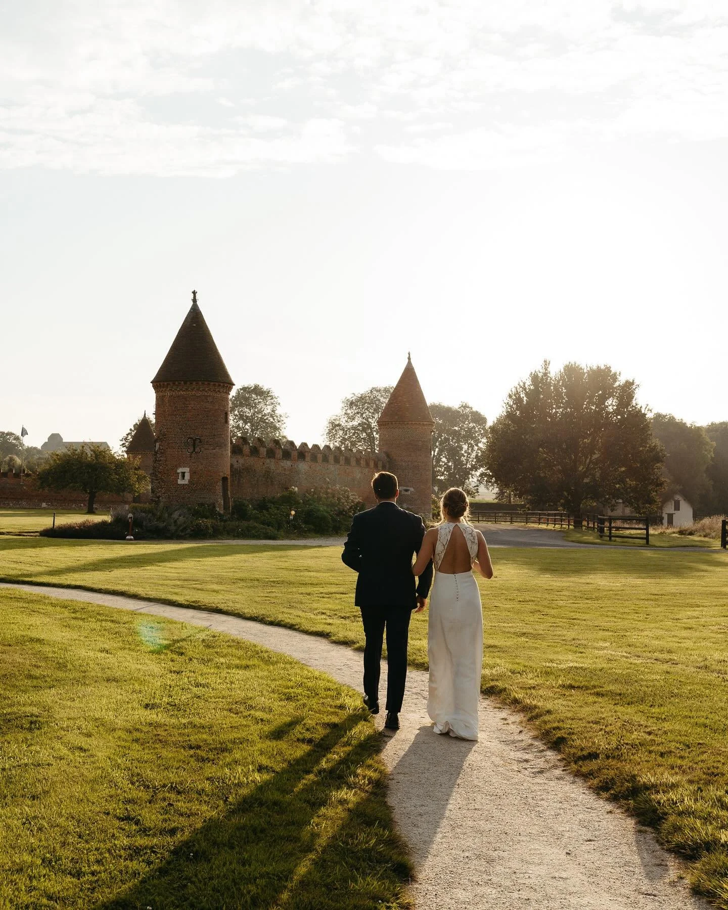 Retour sur le mariage de L&amp;T 🥂

Lieu : @chateaudetilly 
Traiteur : @erisay_receptions 
Fleuriste : @art_et_vegetal_event 
Dj : @les_3_lurons 
Artificier : 8emeart 
Coiffeuse : @anaisamt_hair 
Maquilleuse : alyson lindermann