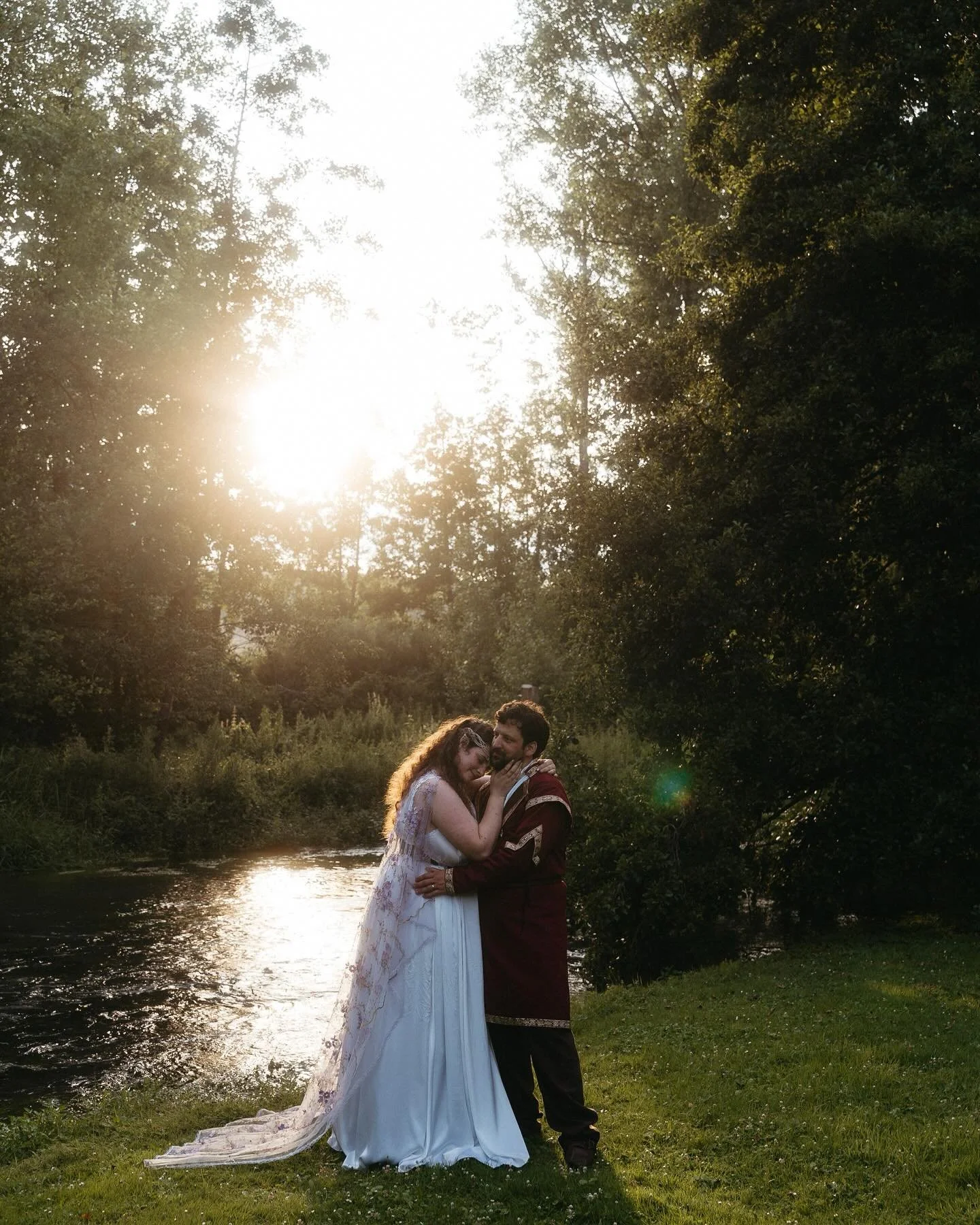 C&rsquo;est dans des apparats m&eacute;di&eacute;vaux et f&eacute;eriques que Laura et Florian ont scell&eacute; leur amour le 19 juillet dernier ✨
Un mariage digne d&rsquo;un conte, entre r&ecirc;ve et &eacute;ternit&eacute; 💫 🏰

Lieu : @lemoulind