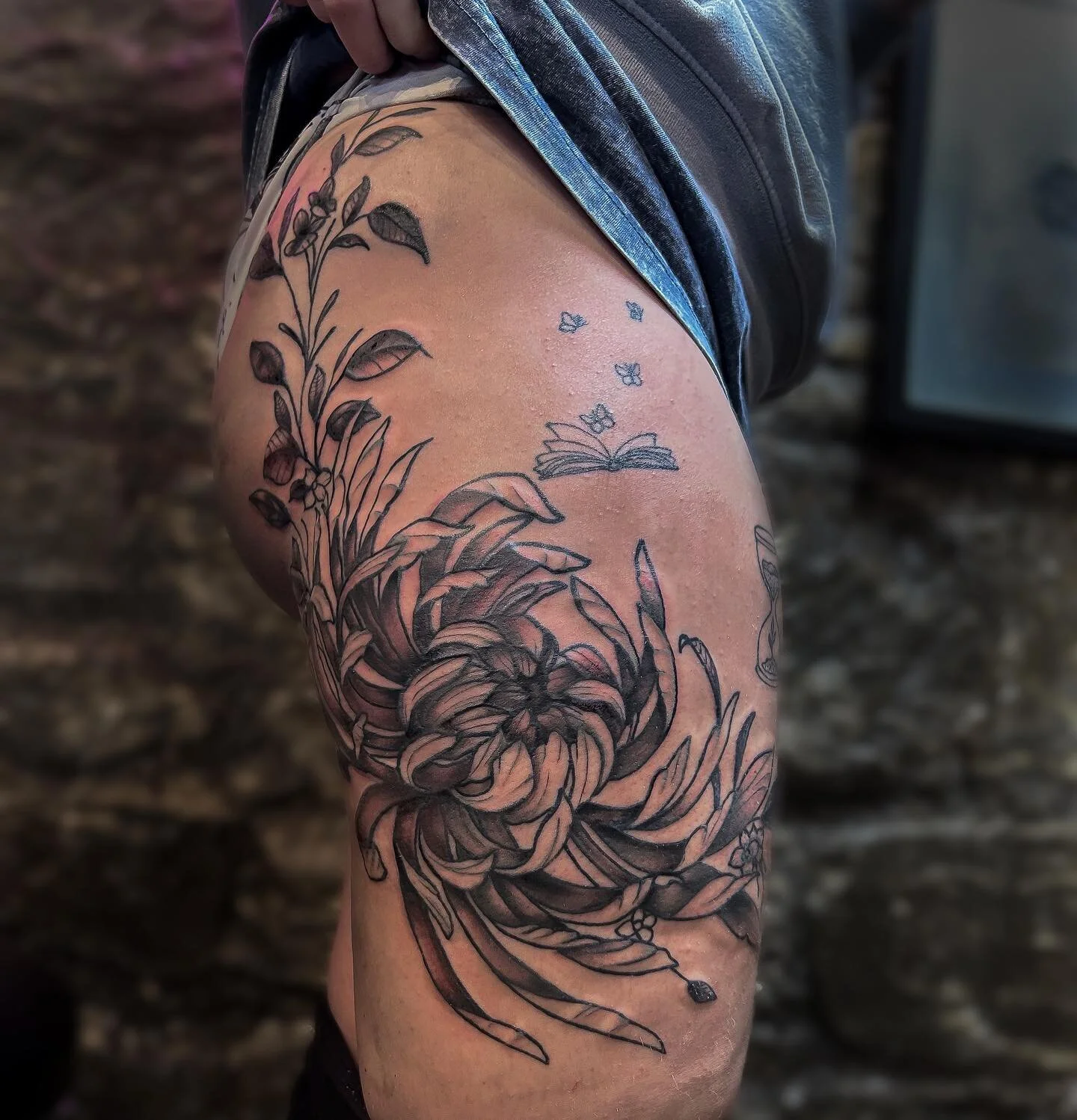 This chrysanthemum has finally blossomed since its inception in the enchanting days before Christmas. 💗

Done at @loversdentattoo 

______________

🌸✖️🌸
⁣#tattoo #tattoos #ink #inked #art #tattooartist #tattooed #tattooart #finelinetattoo #ballara