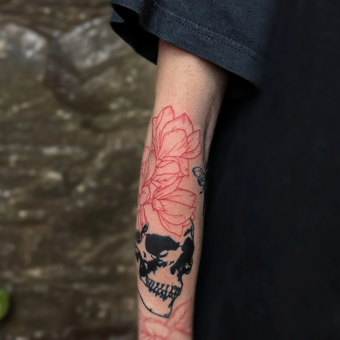 Fineline Red Botanical Tattoo gracefully entwined with a rework of an existing skull not originally done by me. 

@loversdentattoo 

______________

🌙✖️🌙⁣
⁣#tattoo #tattoos #ink #inked #art #tattooartist #tattooed #tattooart #finelinetattoo #ballar
