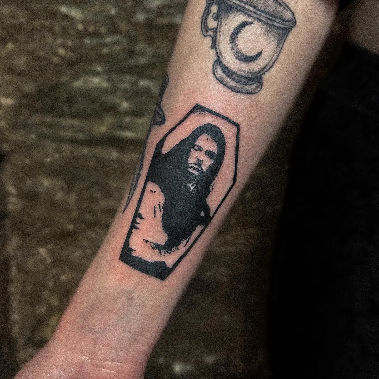 The iconic Peter Steele from @typeonegativeofficial ⛓️

If you're a fan of heavily contrasted portraits, I would be honoured to create something special for you! 

Slide into my DMs, shoot me an email, or swing by @loversdentattoo to connect and disc
