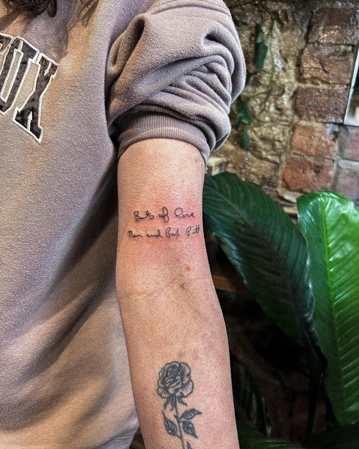 Did you know that I can also transform your loved ones' handwriting into a beautiful fineline artwork you can take with you forever?! 💗

@loversdentattoo 

______________

🌙✖️🌙⁣
⁣#tattoo #tattoos #ink #inked #art #tattooartist #tattooed #tattooart