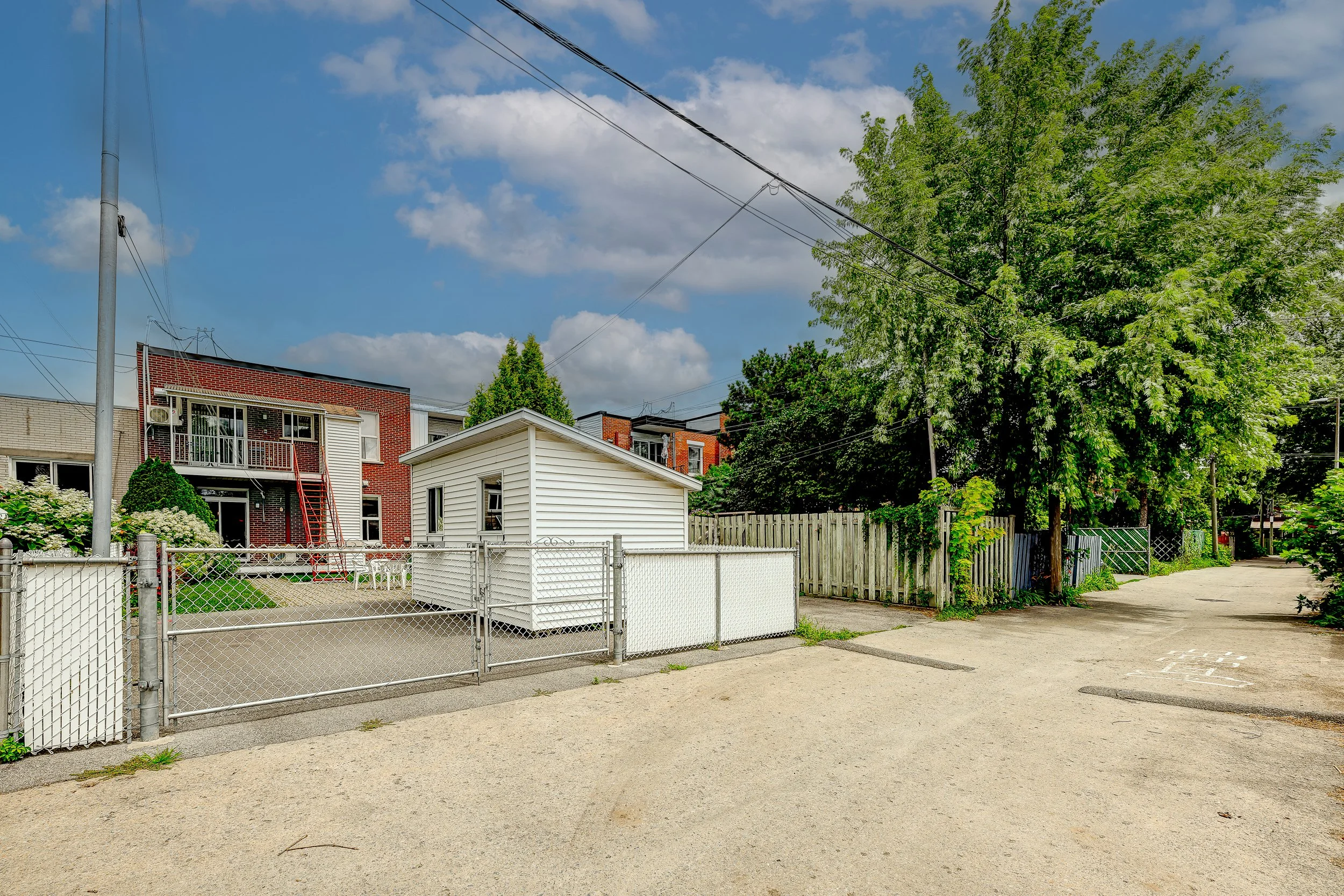 Ruelle avec entrée pour stationnement.jpg