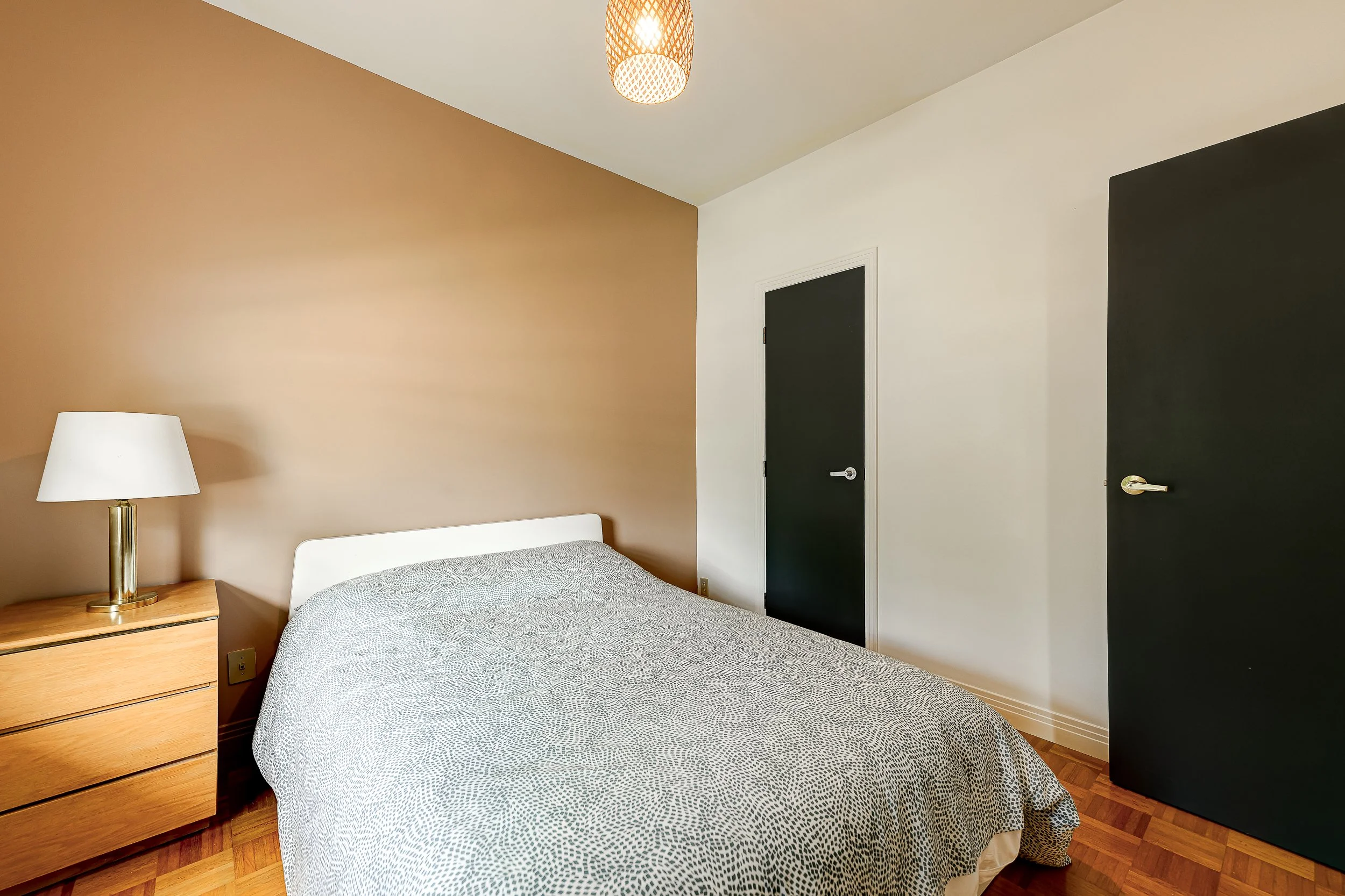 2182 Lebrun - Chambre 3.jpg