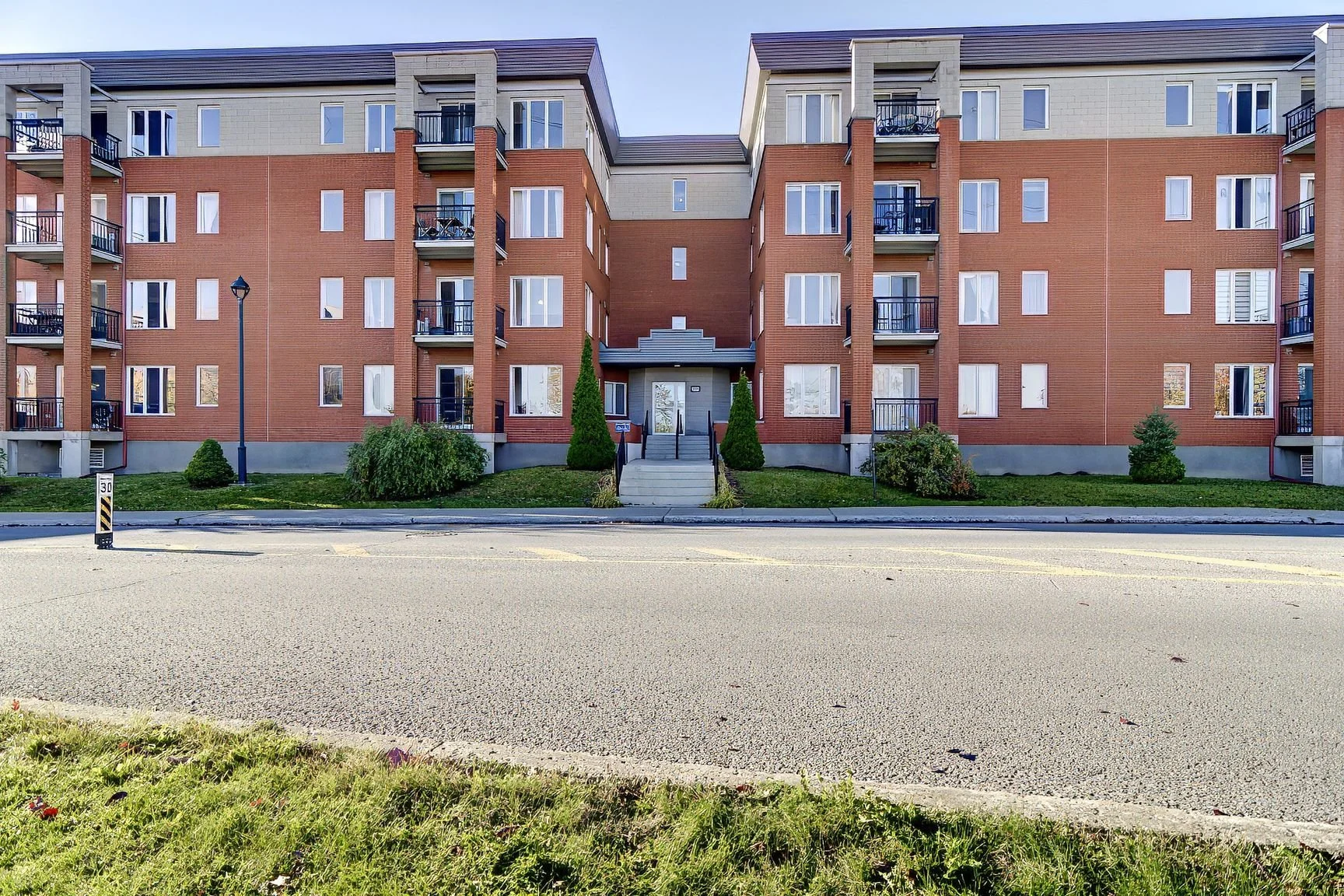 208-2970 rue du Trianon - Facade