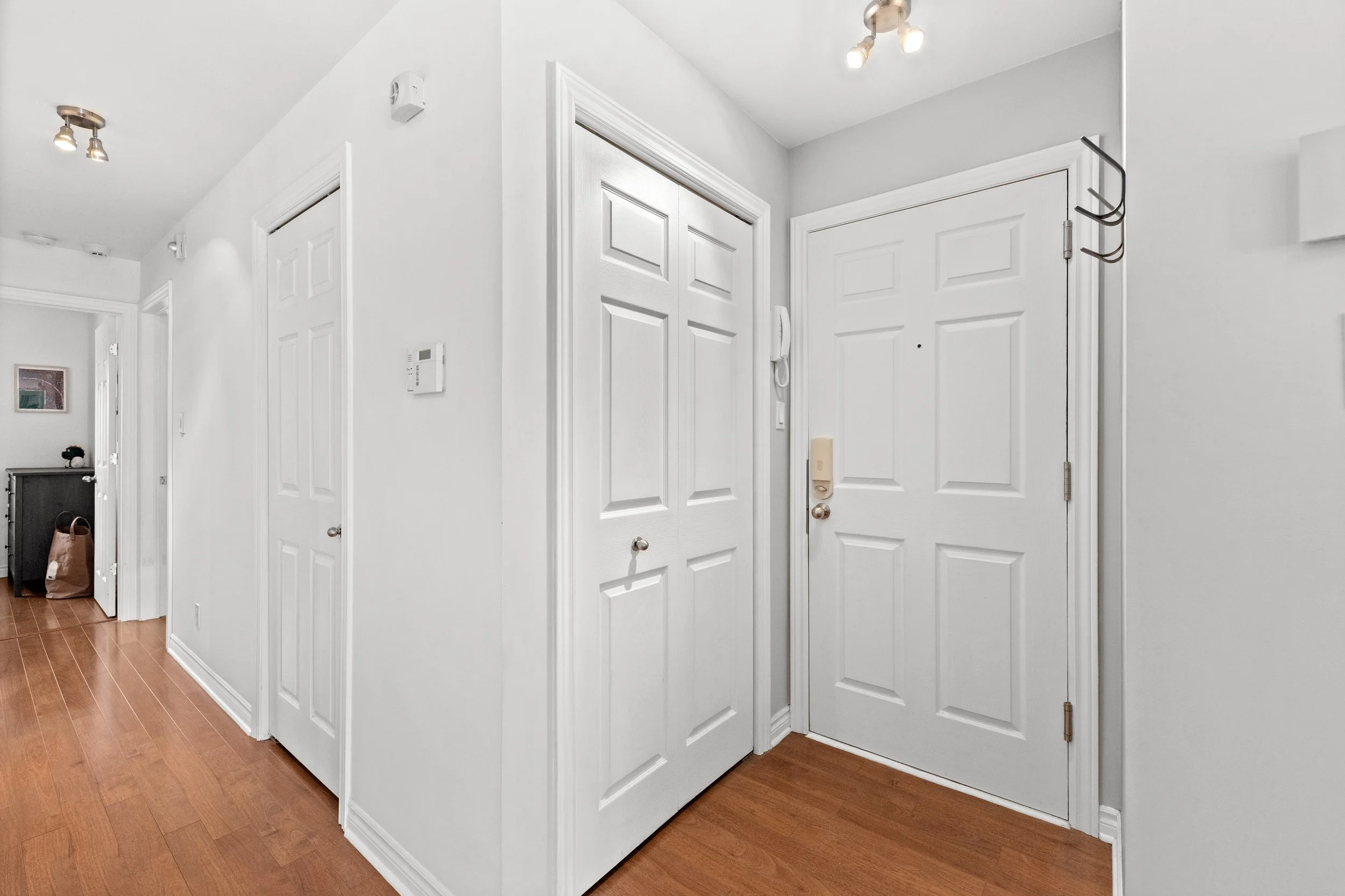 Corridor  9920 Lajeunesse app.3.jpg