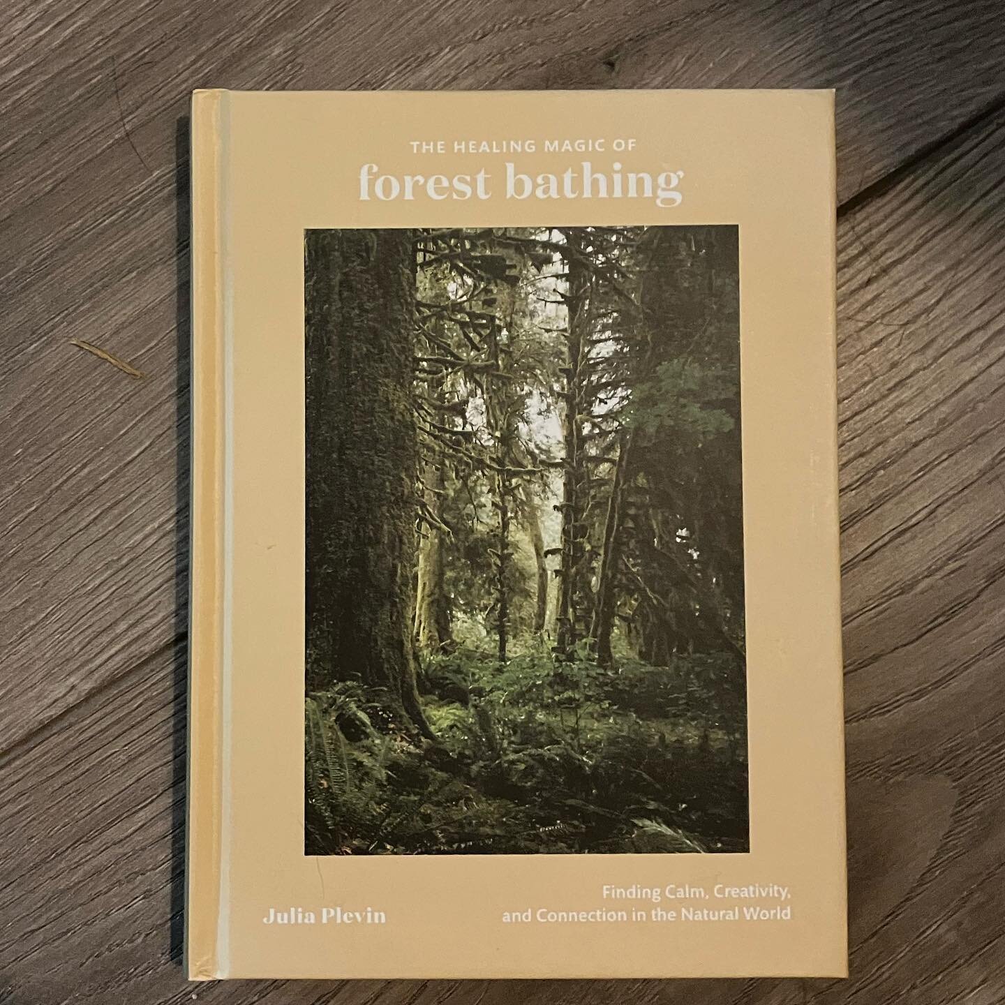 This is a beautiful little book connecting us to #forestbathing. 

#earthmonth #earthmonth2023 #regenerativerelationships #forests #trees #nature #shinrinyoku