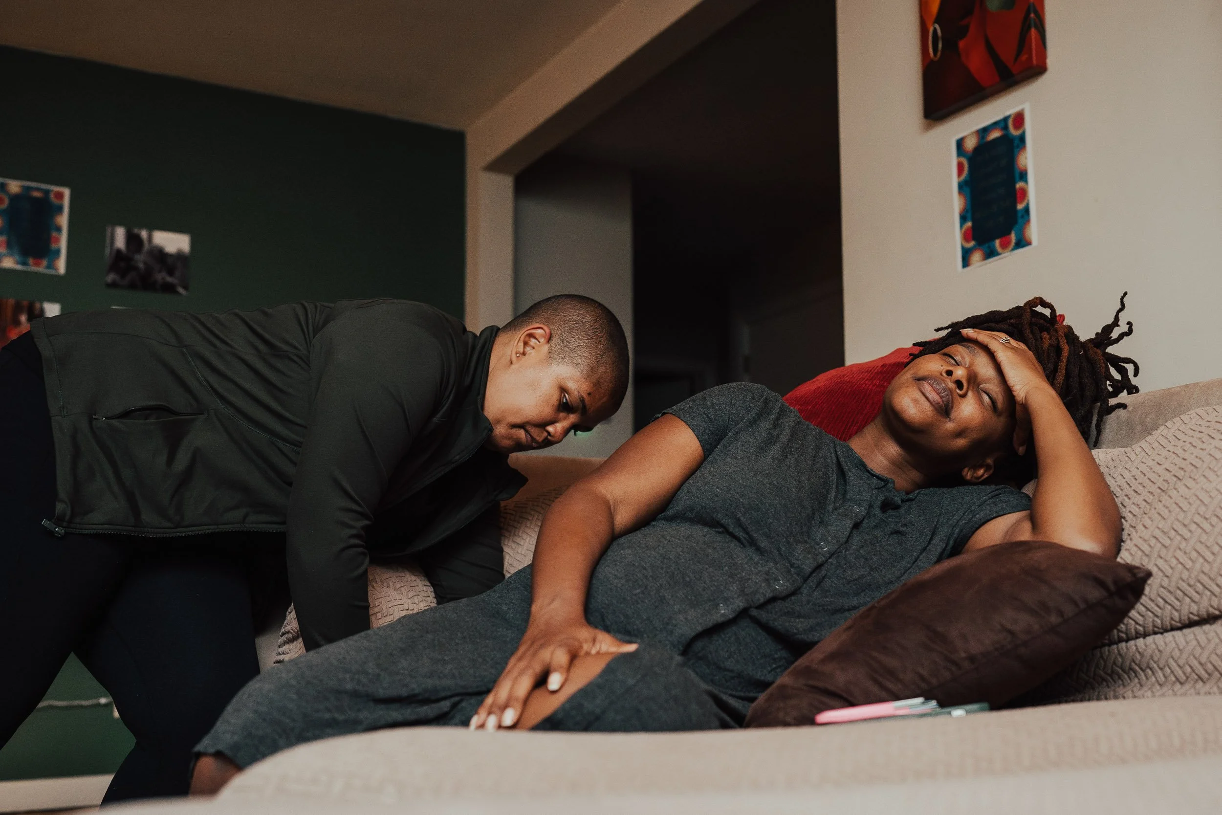 Doula Kelli Blinn supporting woman in labor in Columbus Ohio