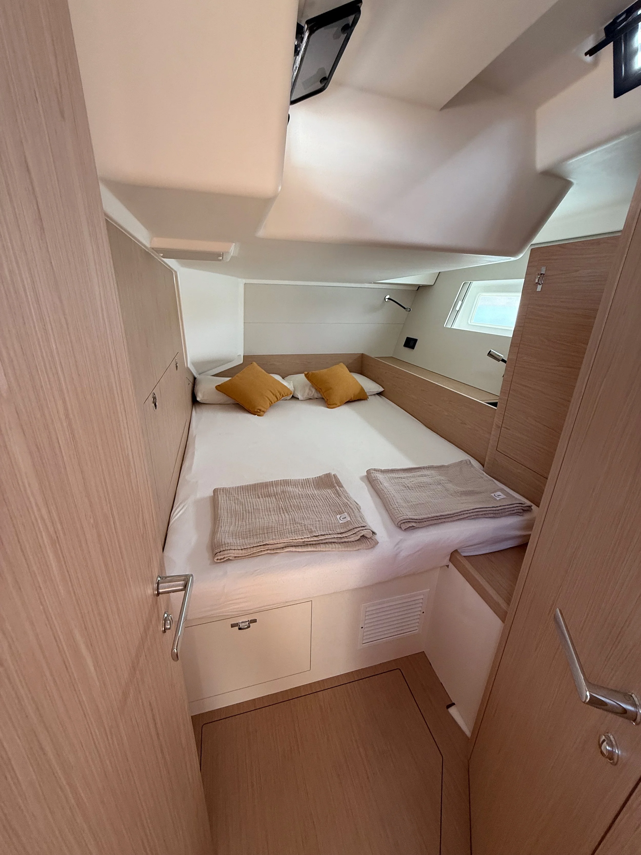 DOUBLE CABIN PORT SIDE
